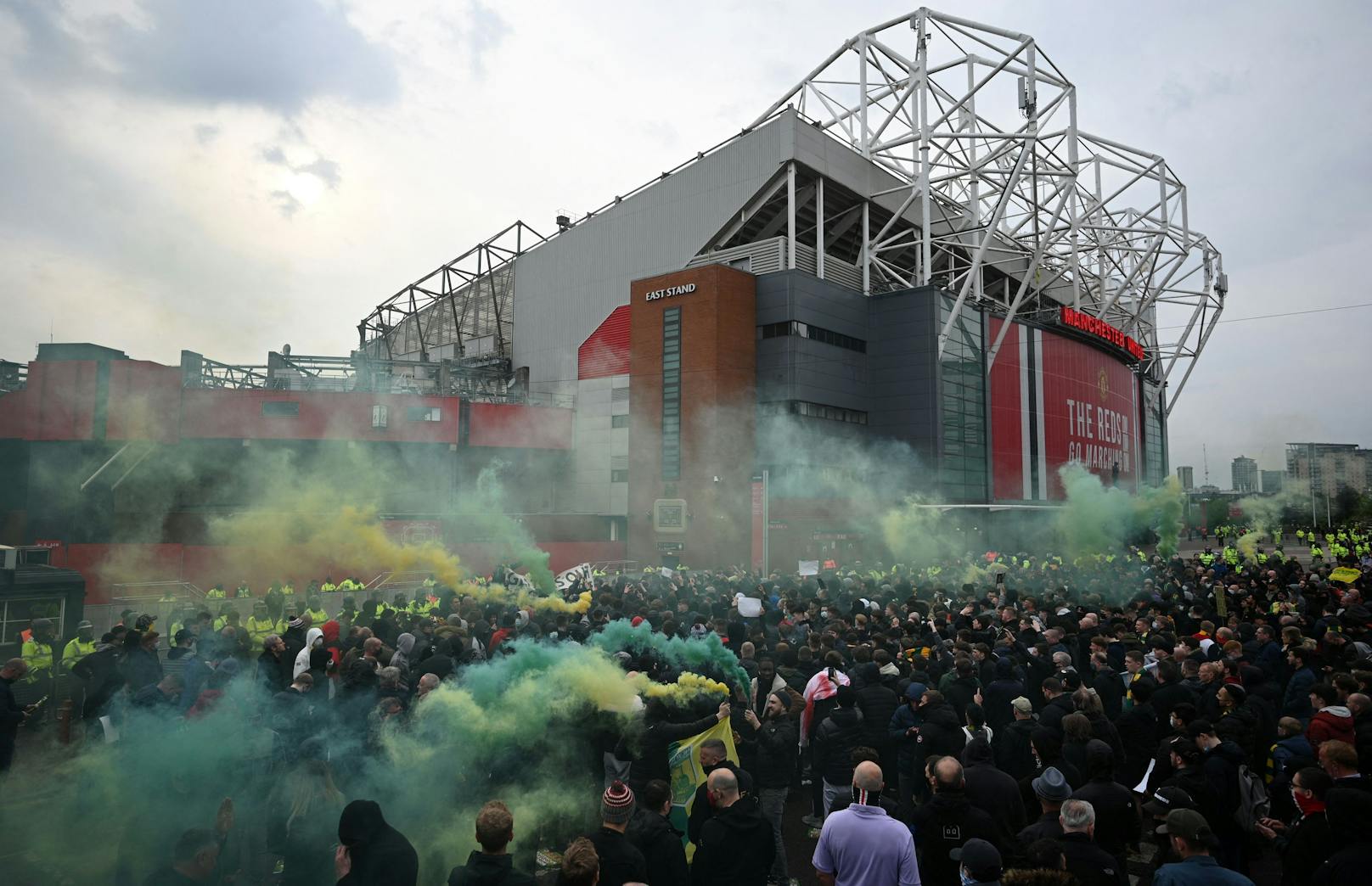 Fans protestieren vor dem Old Trafford. 