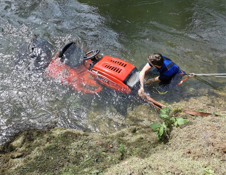 Der Rasenmäher-Traktor "parkte" im Wasser.