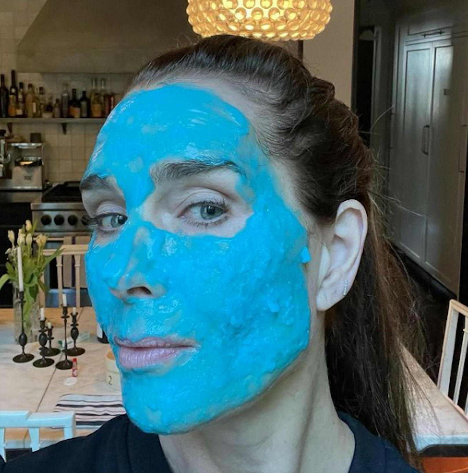 Schauspielerin Brooke Shields zeigt ihre blaue "Beauty"-Maske. Ganz schön gruselig!