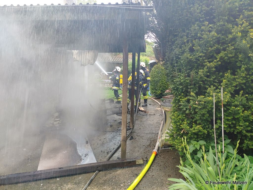 Dichter Rauch bei strömendem Regen.