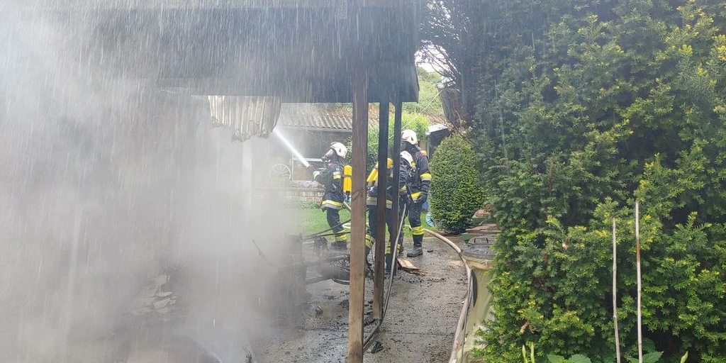 Dichter Rauch bei strömendem Regen.