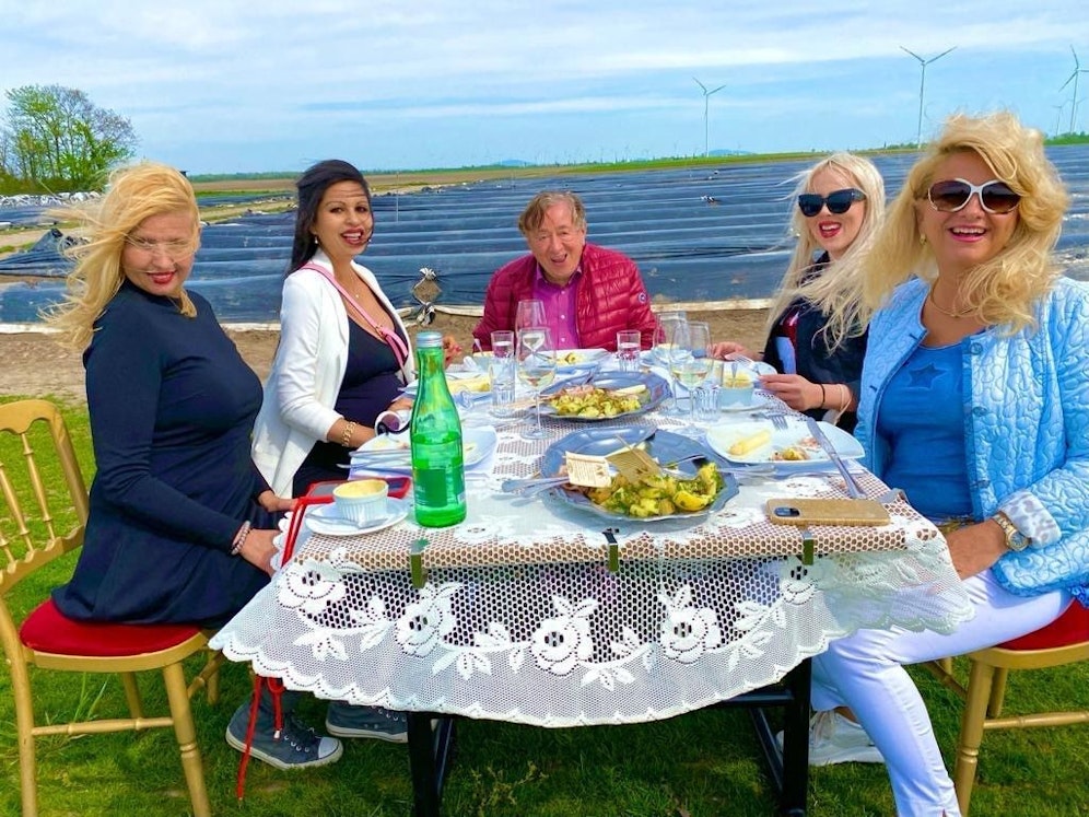 Das Spargelessen mit Lugner erhitzt die Gemüter – Lydia (rechts neben Mörtel)