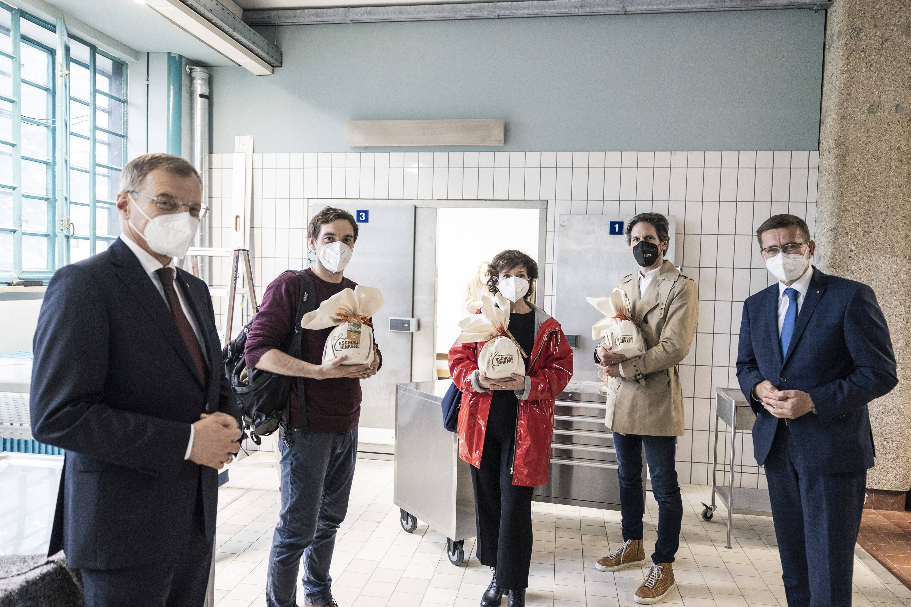 Stelzer, Gawlowski,Stemberger, Produzent Florian Gebhardt, Achleitner (v.li.) im Studio in der Tabakfabrik.