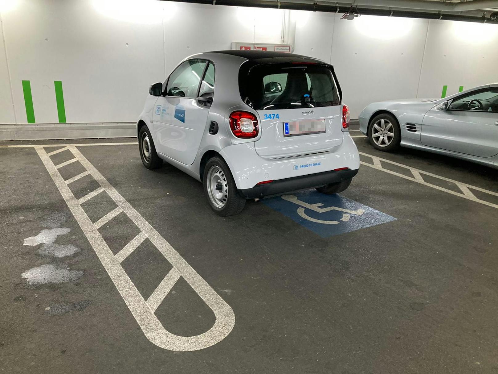 Das Auto wurde wurde auf einem Behindertenparkplatz abgestellt.