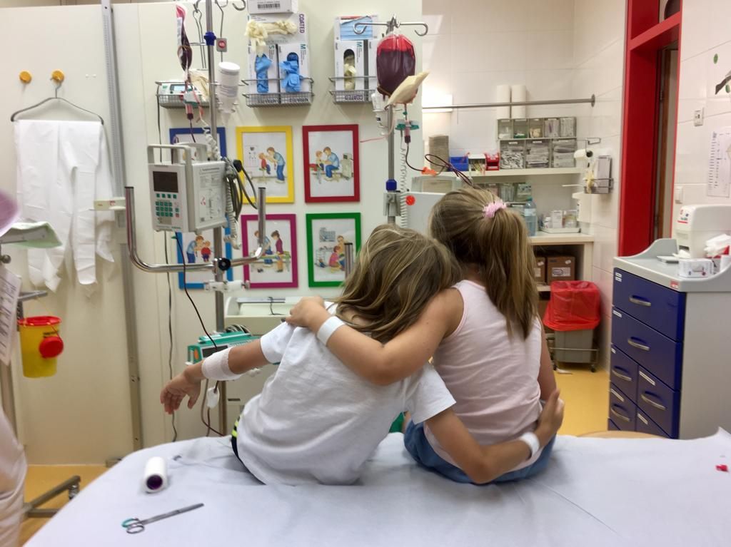 Louis (l.) und Josefine bei der Behandlung