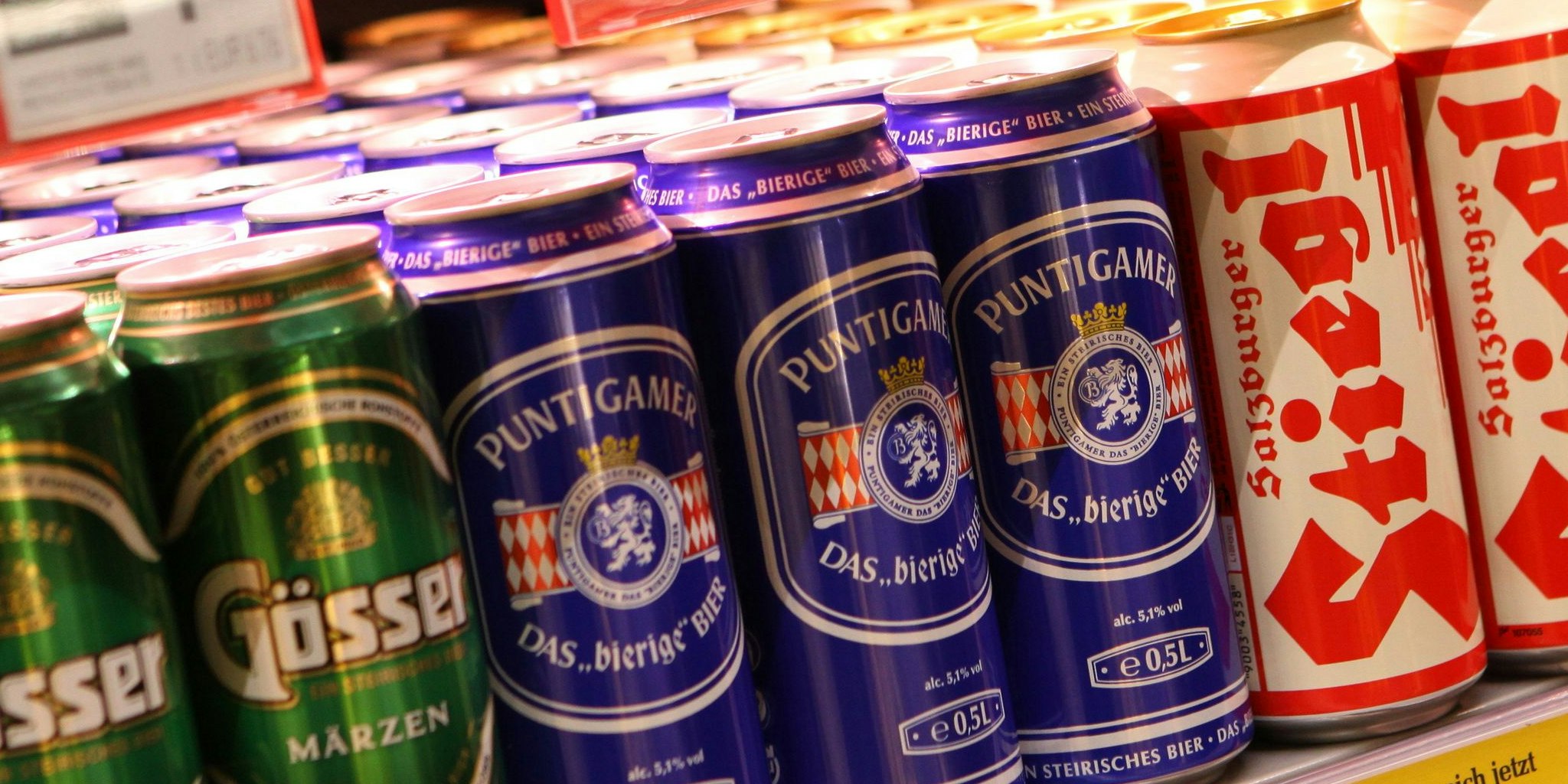 Bierdosen in einer Supermarkt-Filiale. Symbolbild