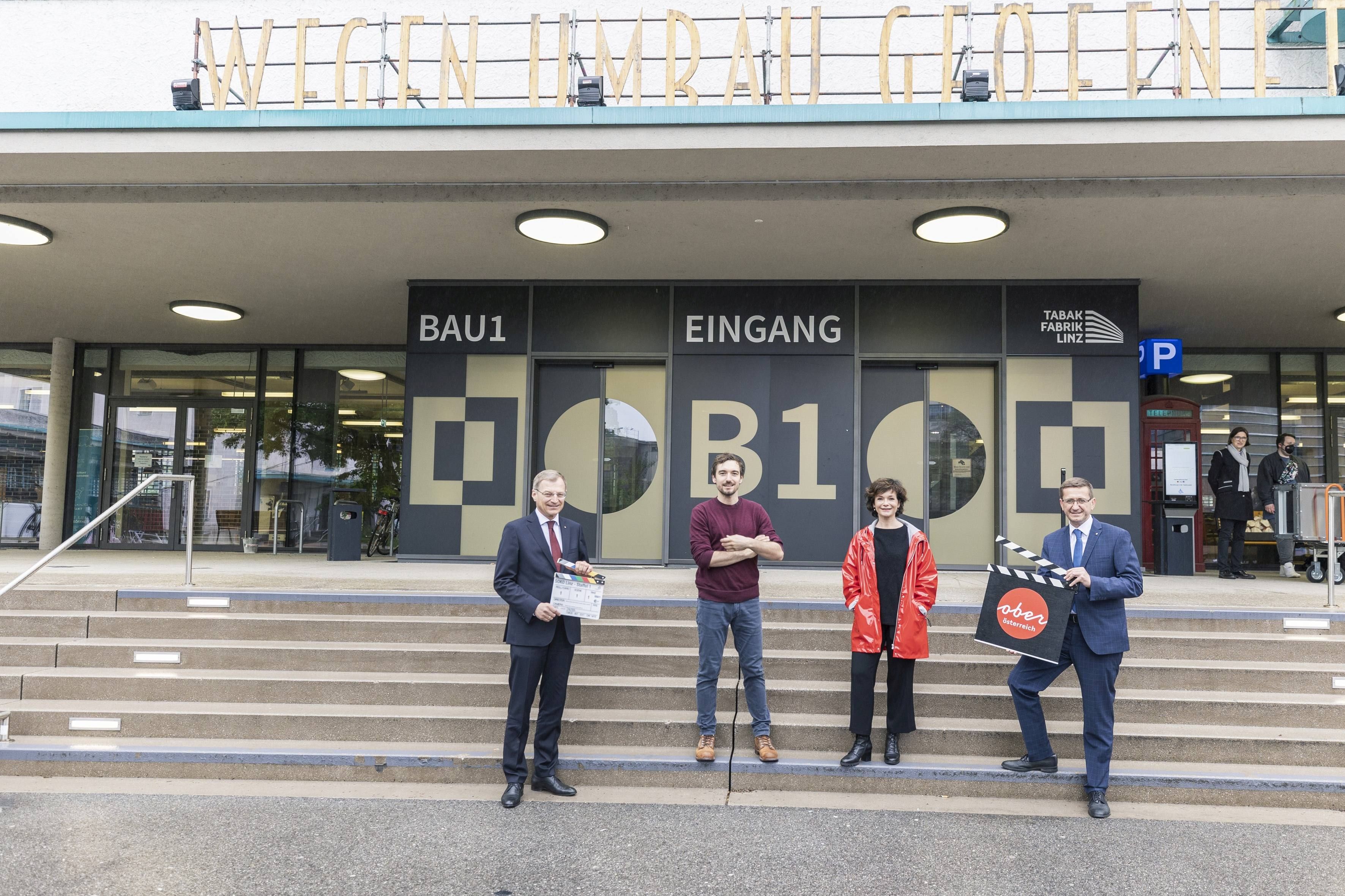 LH Stelzer (li) und Landesrat Achleitner (re.) besuchten die Linz Ermittler Stemberger und Gawlowski.