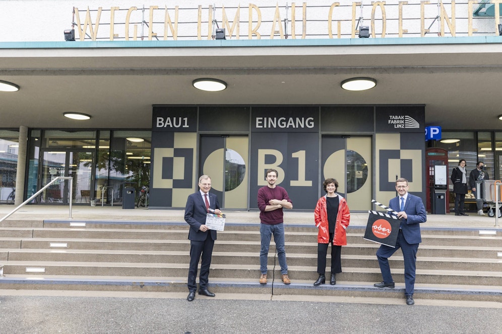 LH Stelzer (li) und Landesrat Achleitner (re.) besuchten die Linz Ermittler Stemberger und Gawlowski.