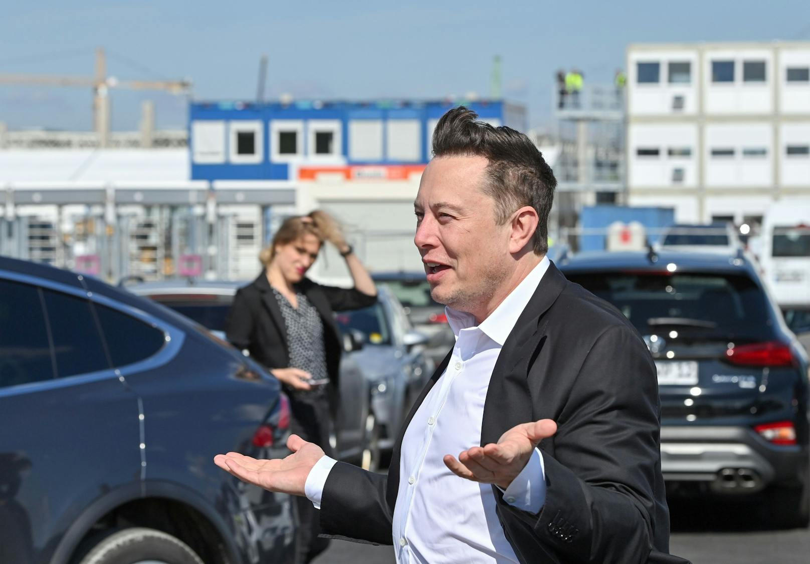 Tesla-Boss Elon Musk beim Besuch seiner Giga-Factory-Baustelle in Grünheide nahe Berlin. Archivbild, September 2020