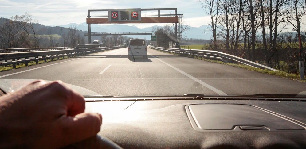 Ein Pkw auf der Autobahn. (Symbolbild)