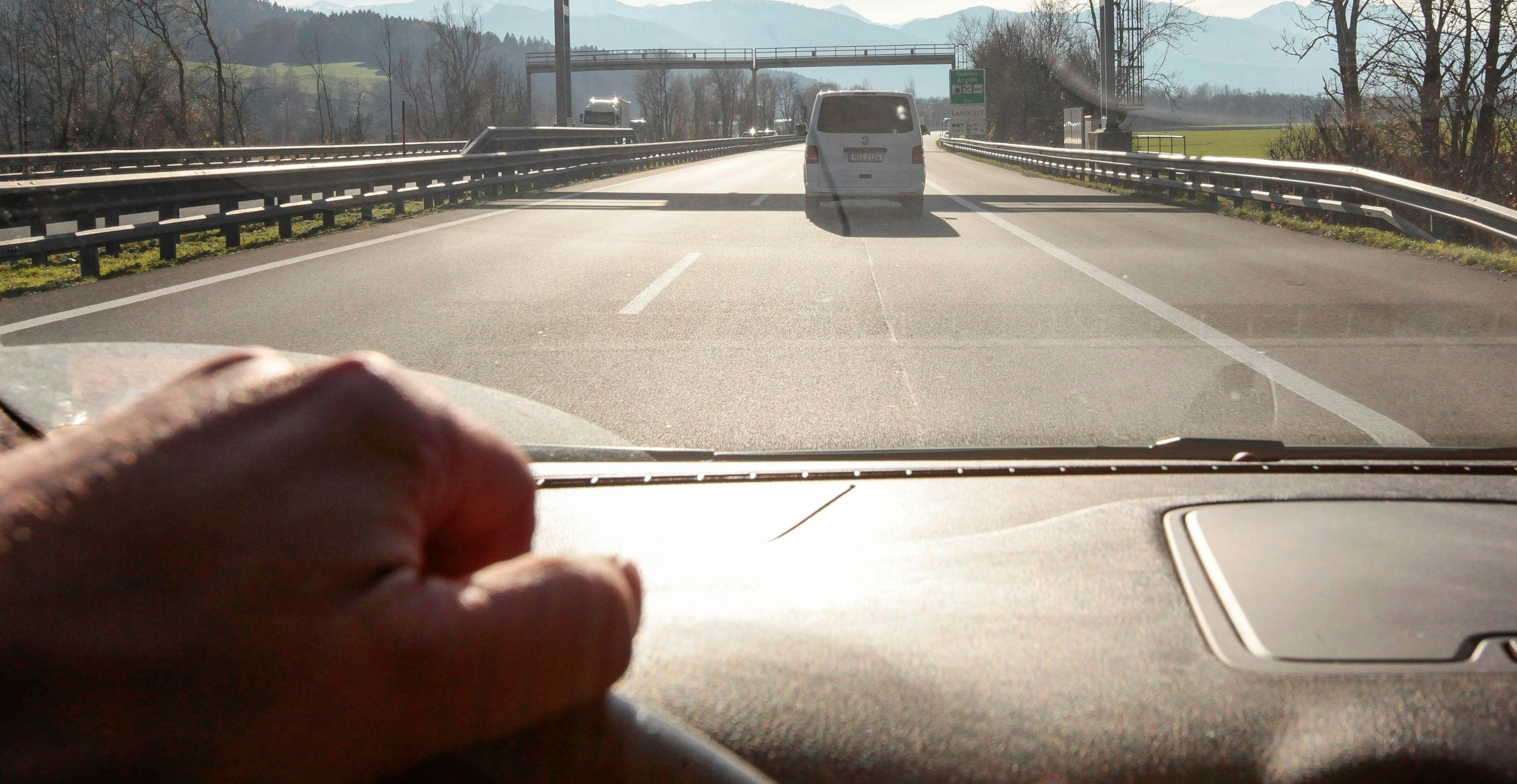 Ein Pkw auf der Autobahn. Symbolbild