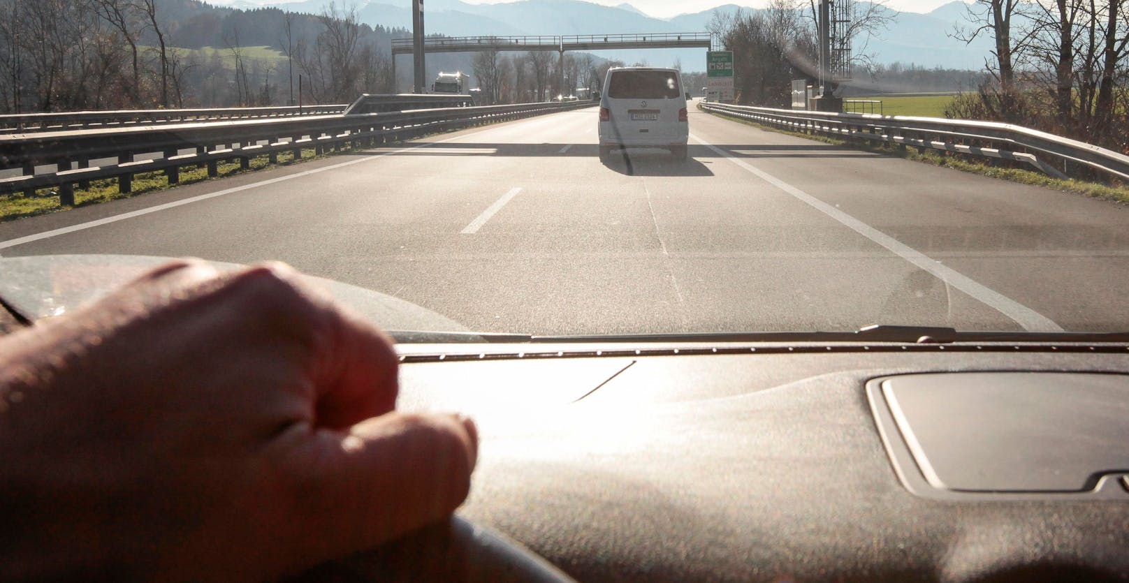 Ein Pkw auf der Autobahn. Symbolbild
