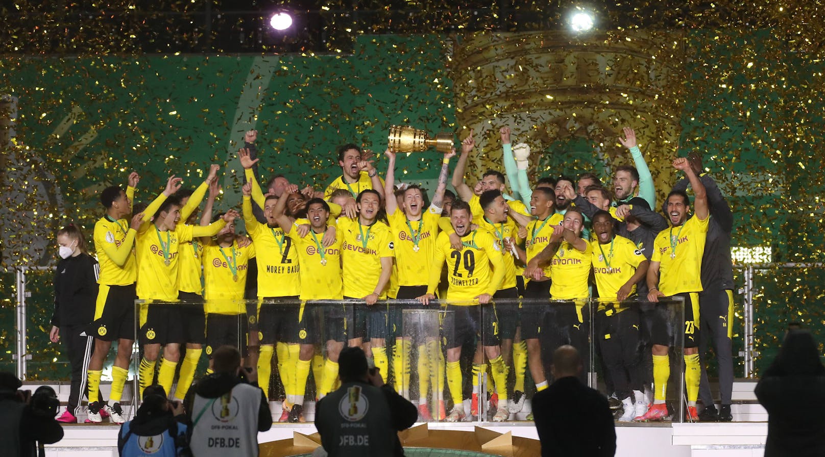 Borussia Dortmund feiert den Pokalerfolg. 