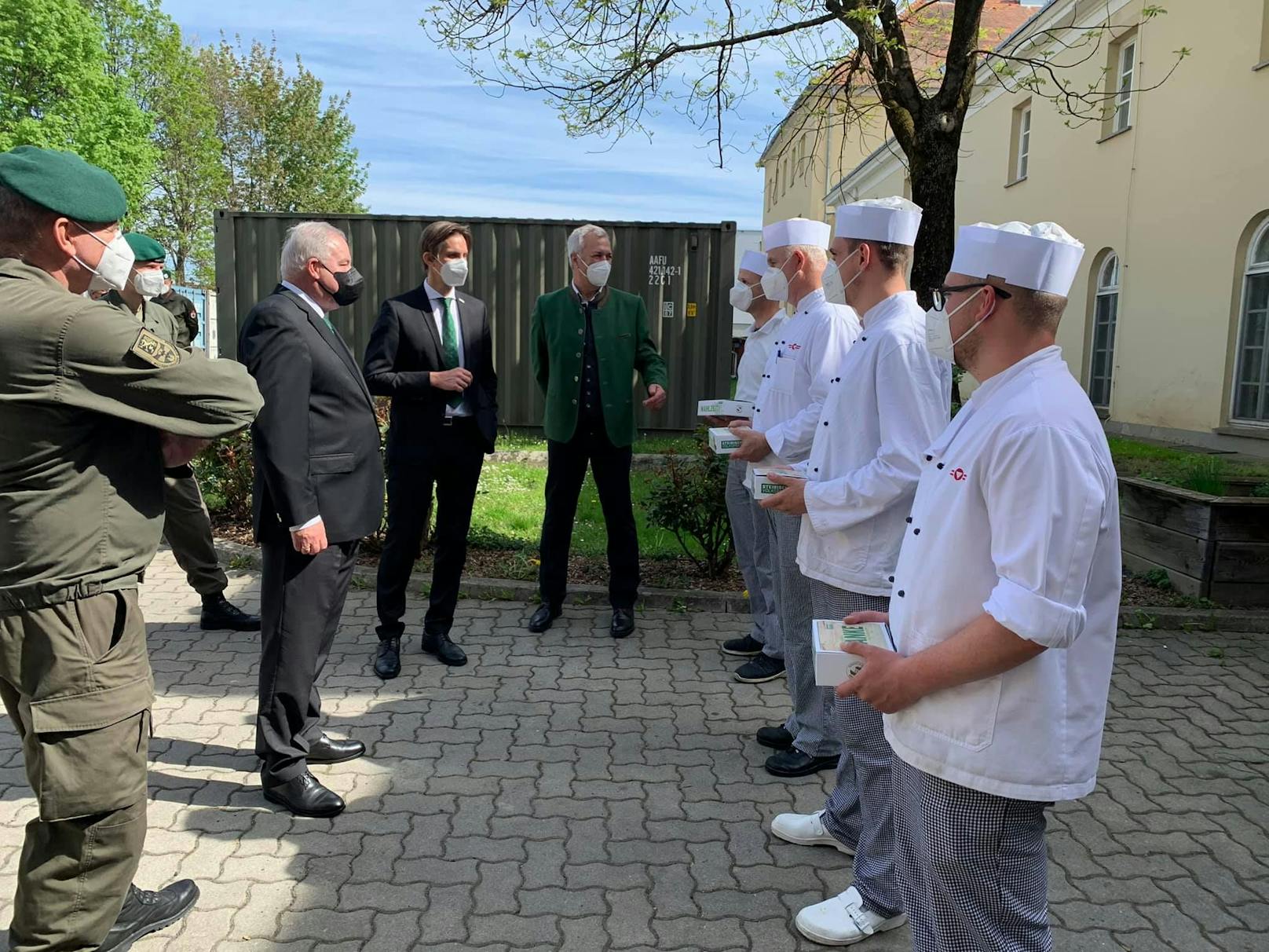 Hermann Schützenhöfer bedankte sich bei einem Besuch am 1. Mai bei Heeressoldaten mit Brettljausn.