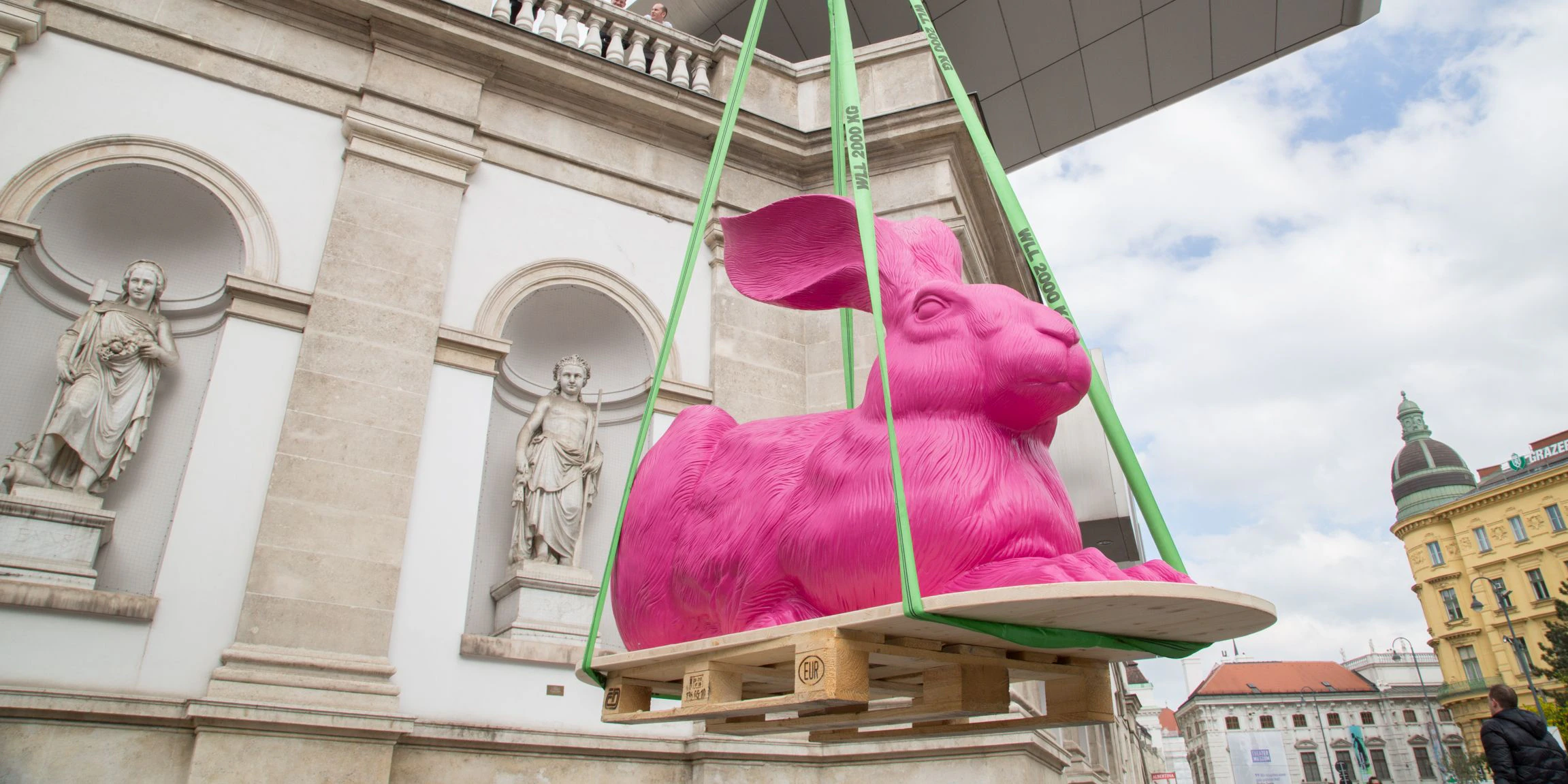 Großskulptur des Dürer-Hasen wurde per Kran an den Eingang des Museums gehoben.