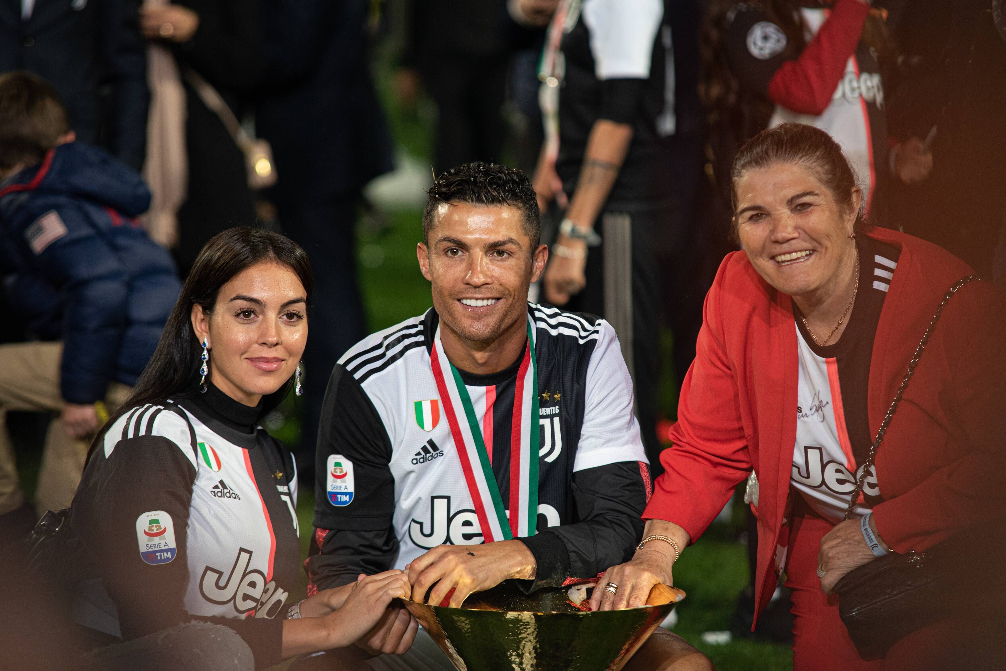 Ronaldo-Mutter Dolores Aveiro will ihrem Sohn die Rückkehr nach Portugal schmackhaft machen. 