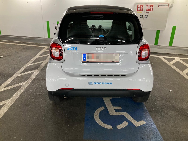Das Auto wurde wurde auf einem Behindertenparkplatz abgestellt.