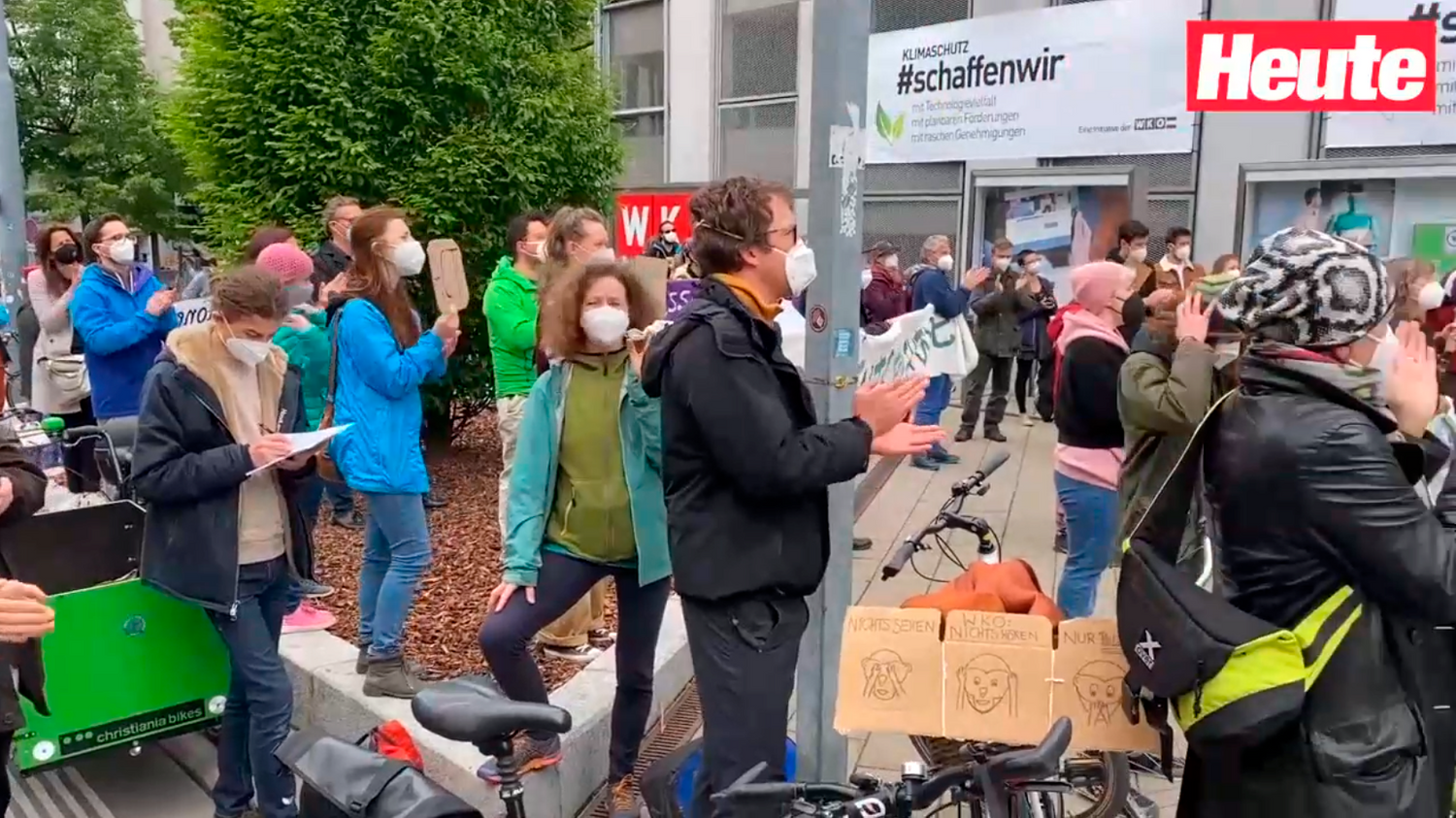 Demonstranten vor der Wirtschaftskammer in der Wieden.