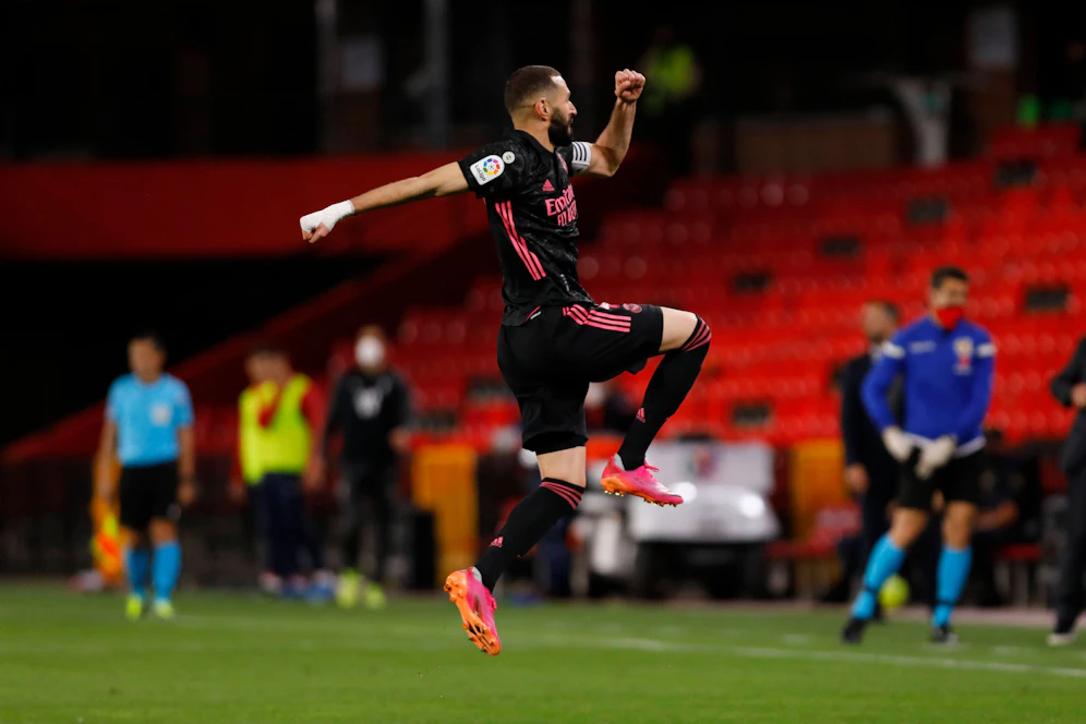 Karim Benzema feiert seinen Treffer gegen Granada. 