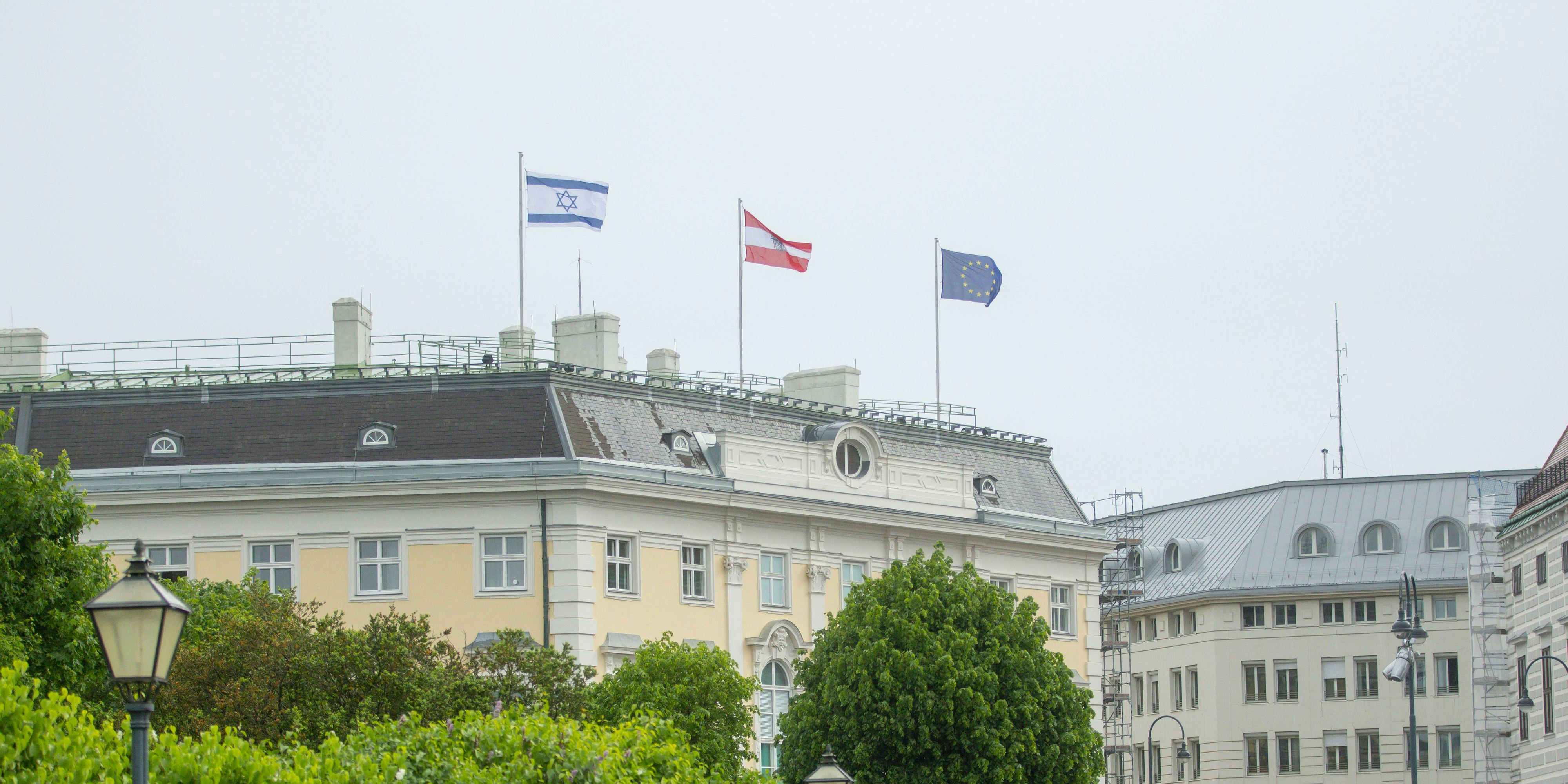 Israels Fahne auf dem Bundeskanzleramt