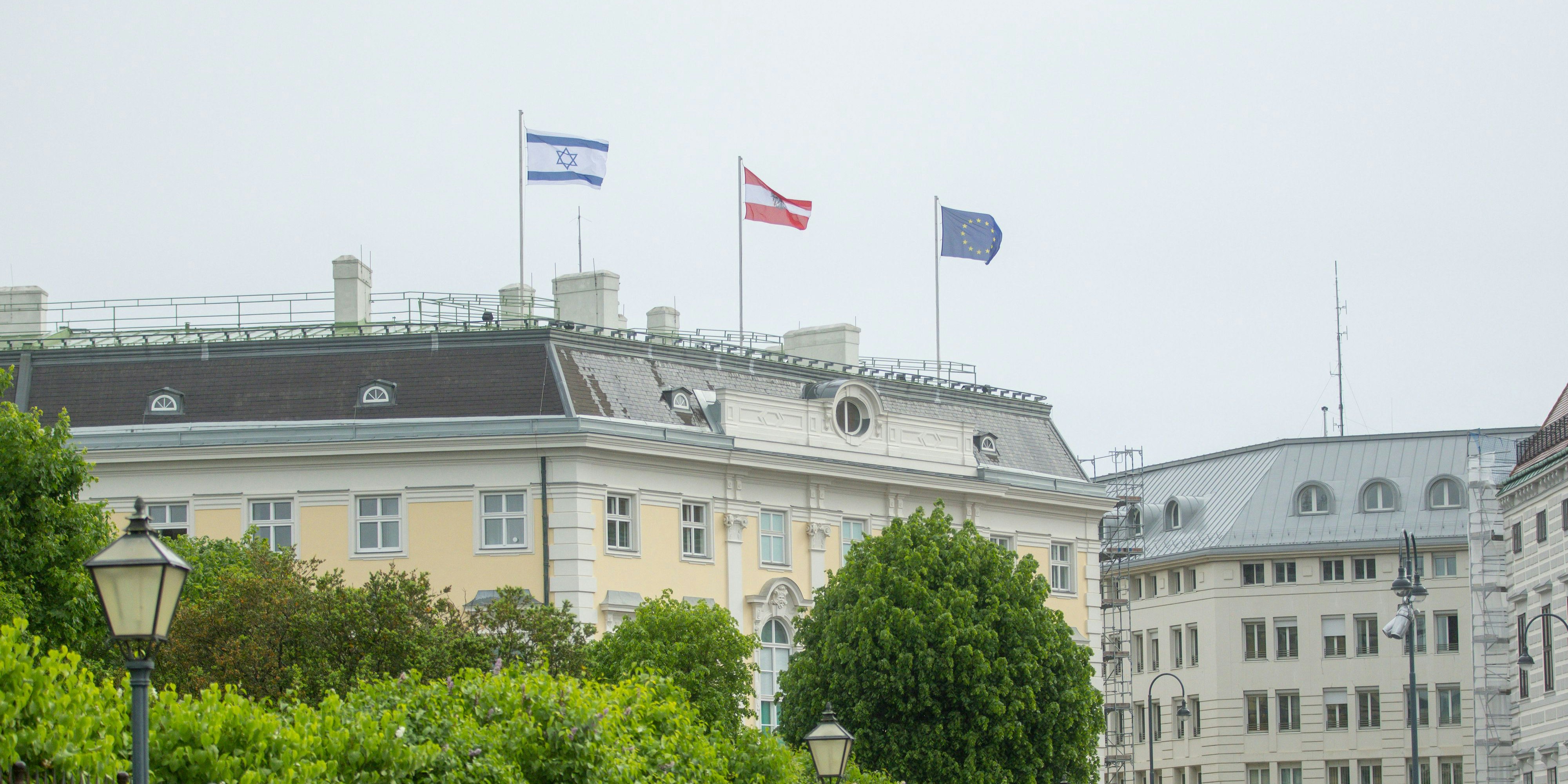 Israels Fahne auf dem Bundeskanzleramt