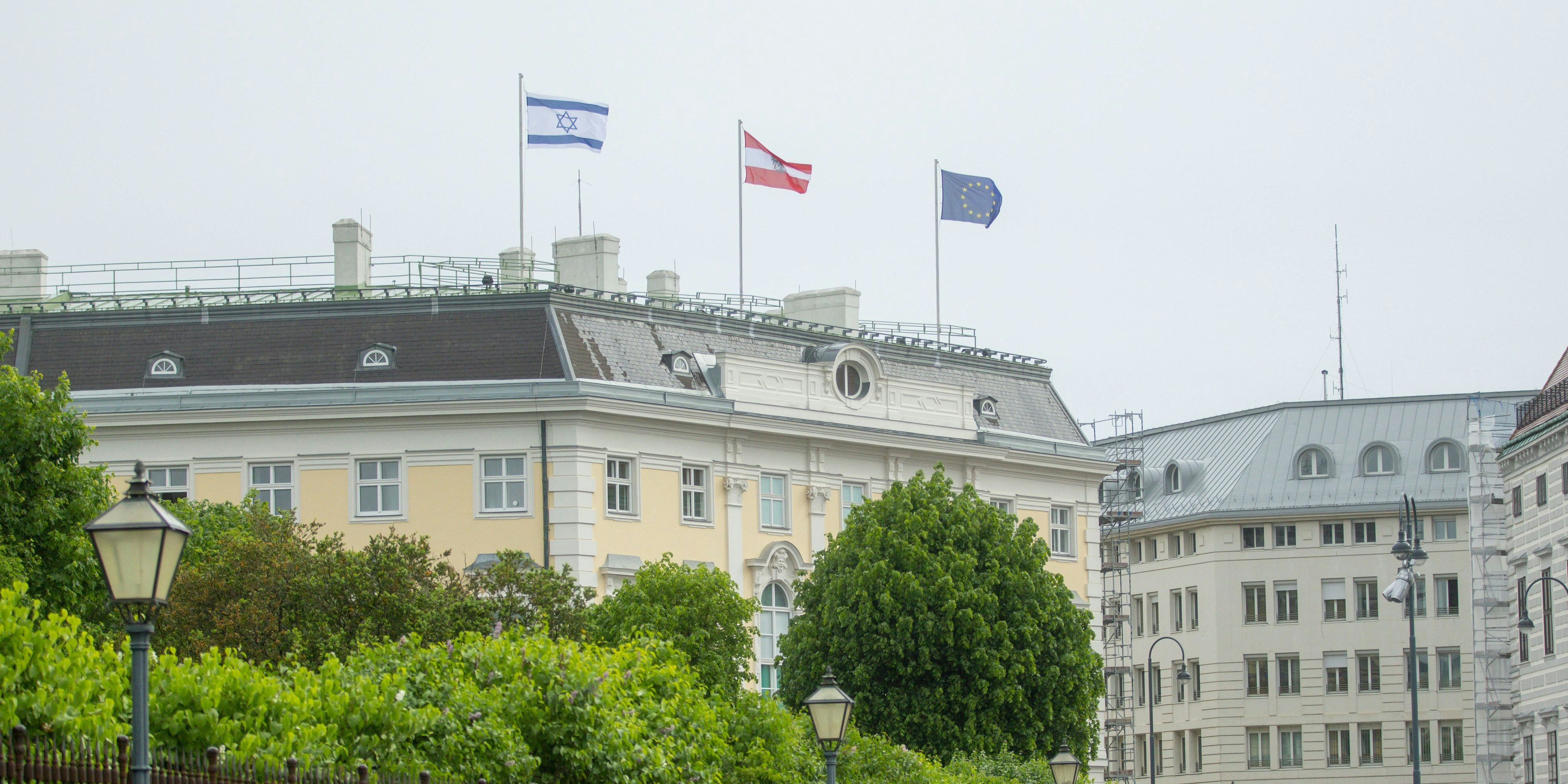 Israels Fahne auf dem Bundeskanzleramt