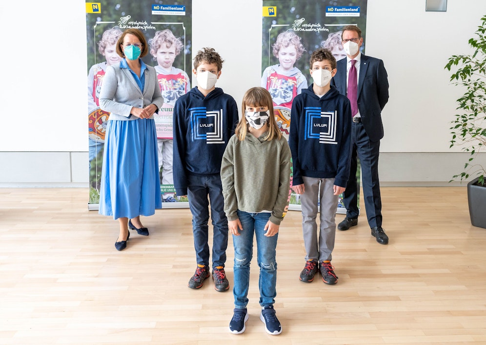 Familien-Landesrätin Christiane Teschl-Hofmeister und EVN Vorstandsdirektor Stefan Szyszkowitz freuen sich mit Magdalena, Alexander und Maximilian auf die Ferienbetreuung im Sommer.