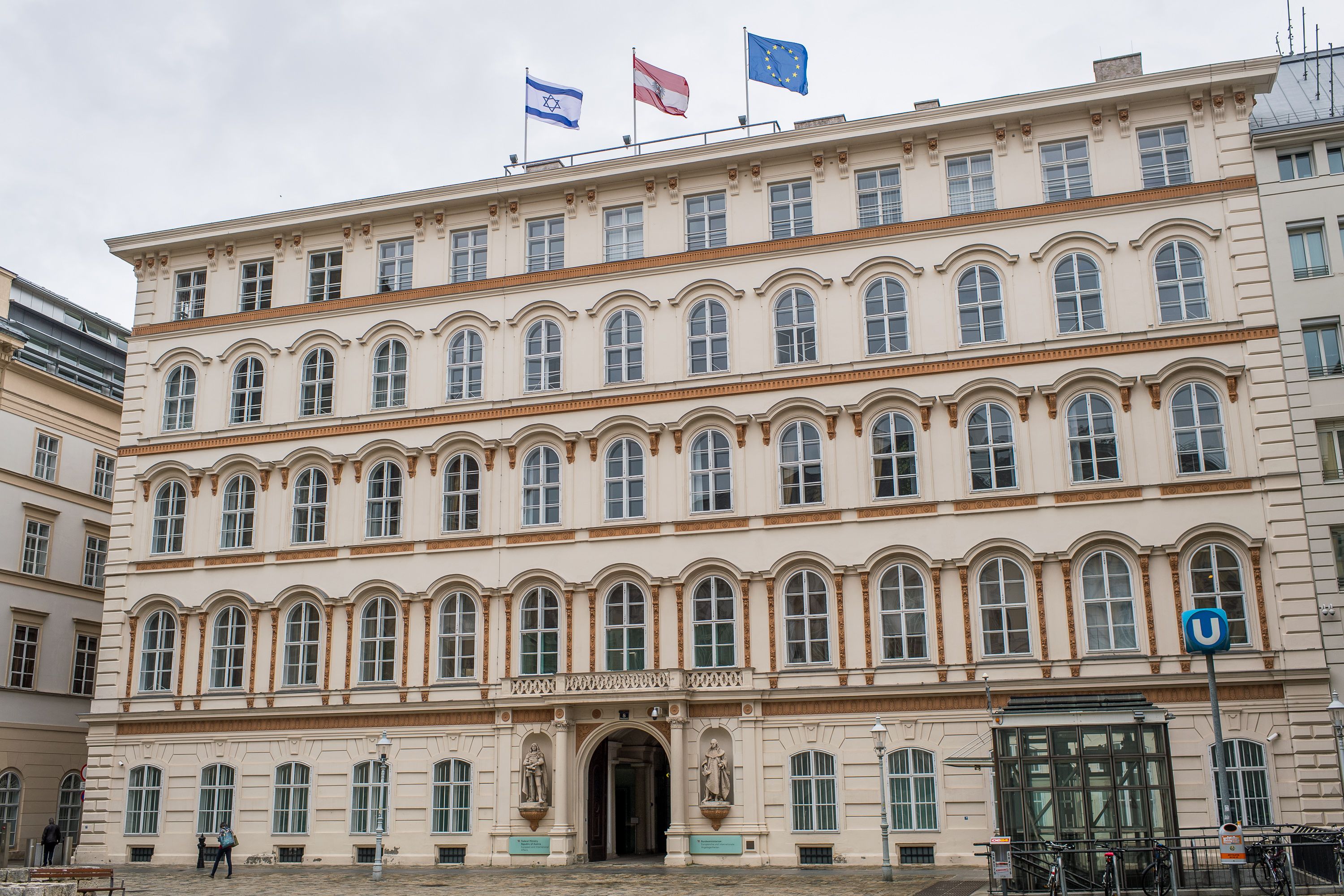 Auch am Außenministerium weht die Israel-Fahne