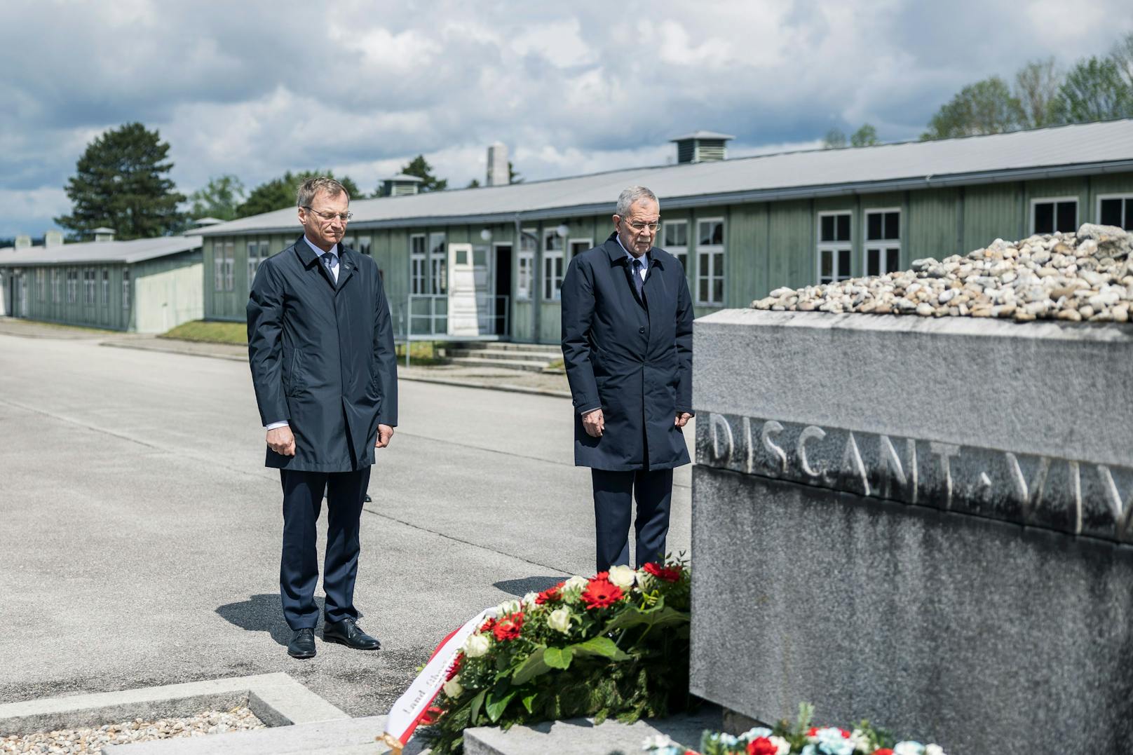 Bundespräsident Van der Bellen und Landeshauptmann Thomas Stelzer gedenken der Opfer des Nationalsozialismus.