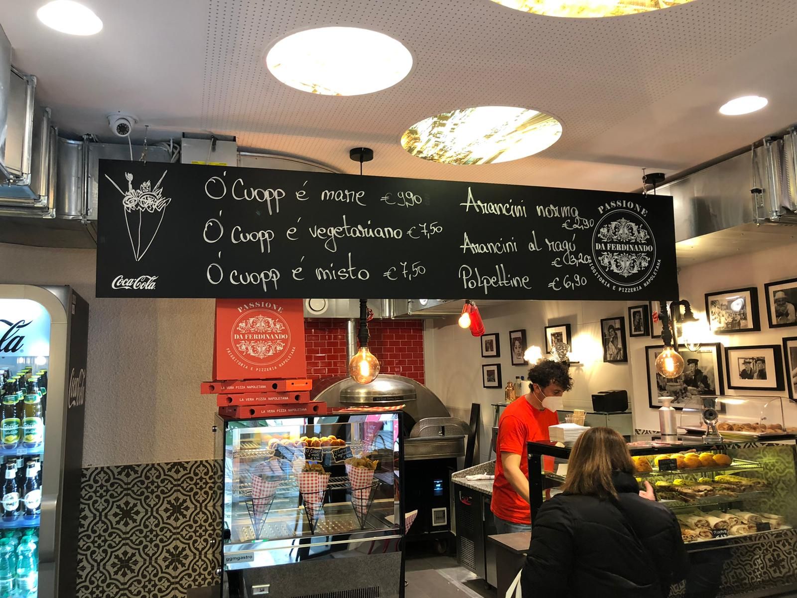 Chef Tiberio bedient eine Kundin im "Passione Da Ferdinando".