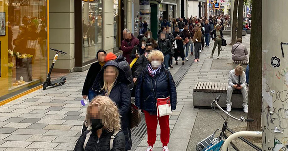 Am Fenstertag shoppten einige Wiener im Regen.