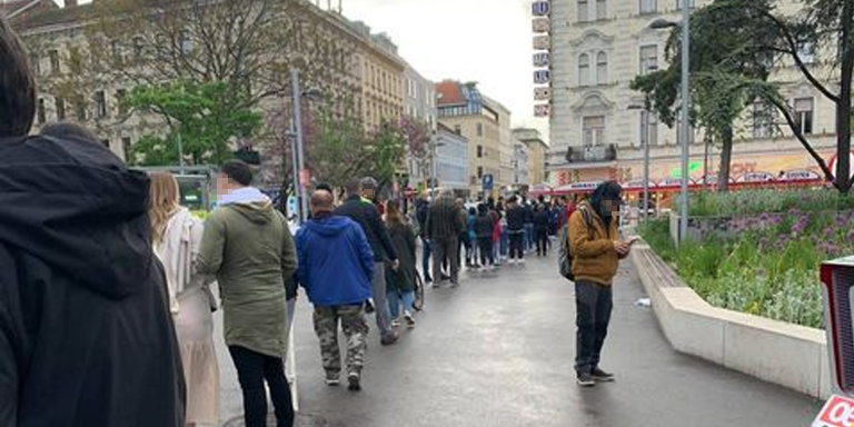 Etliche Wiener standen im Regen für ein Eis an