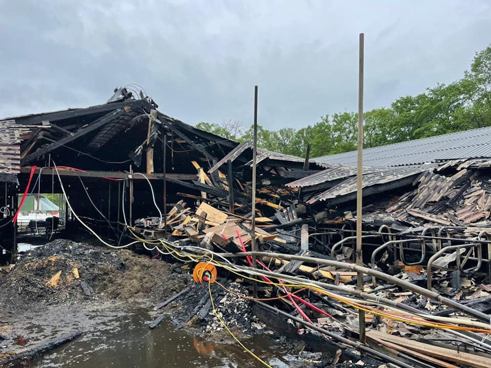 Der Stall und das Strohlager standen in Brand.