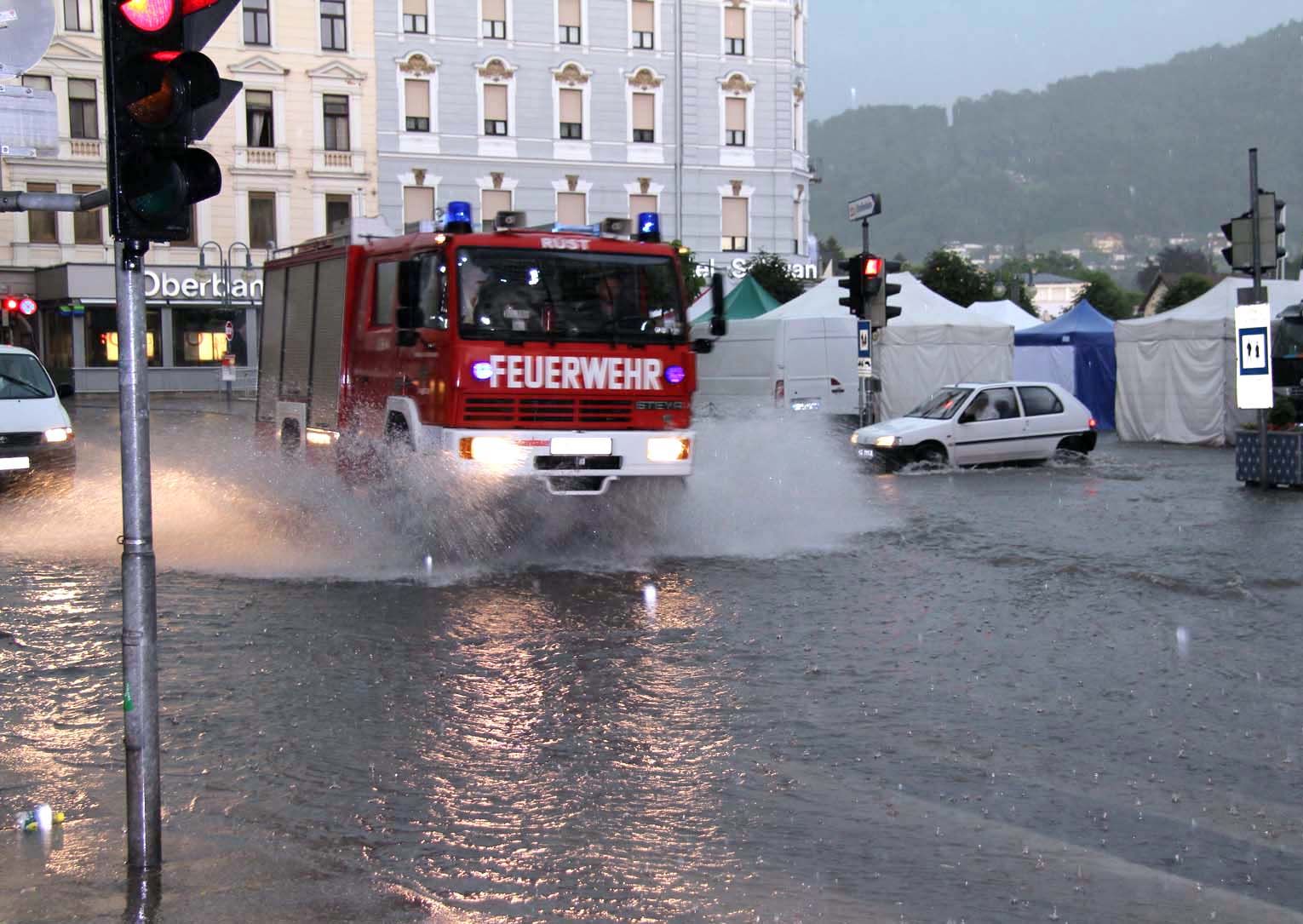 Archivbild: Feuerwehreinsatz nach einem Starkregen-Ereignis in Gmunden, 2011