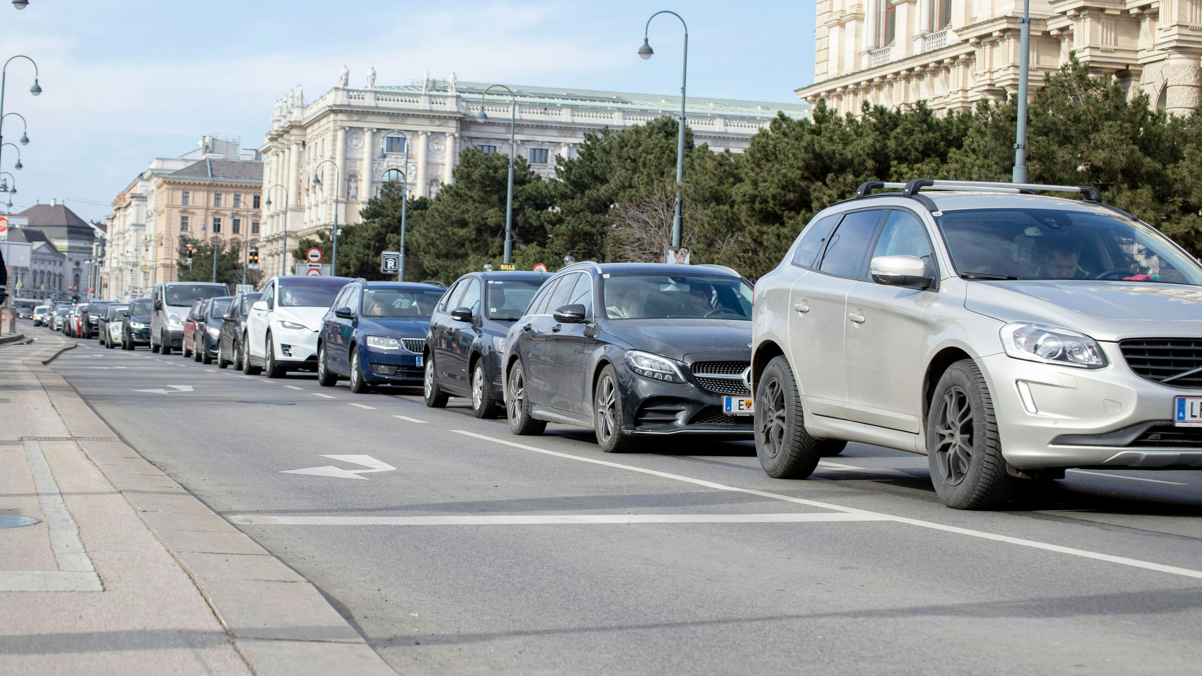 Aufgrund der zu erwartenden Straßensperren drohen zeitweilige Verkehrsbehinderungen bzw. Staus