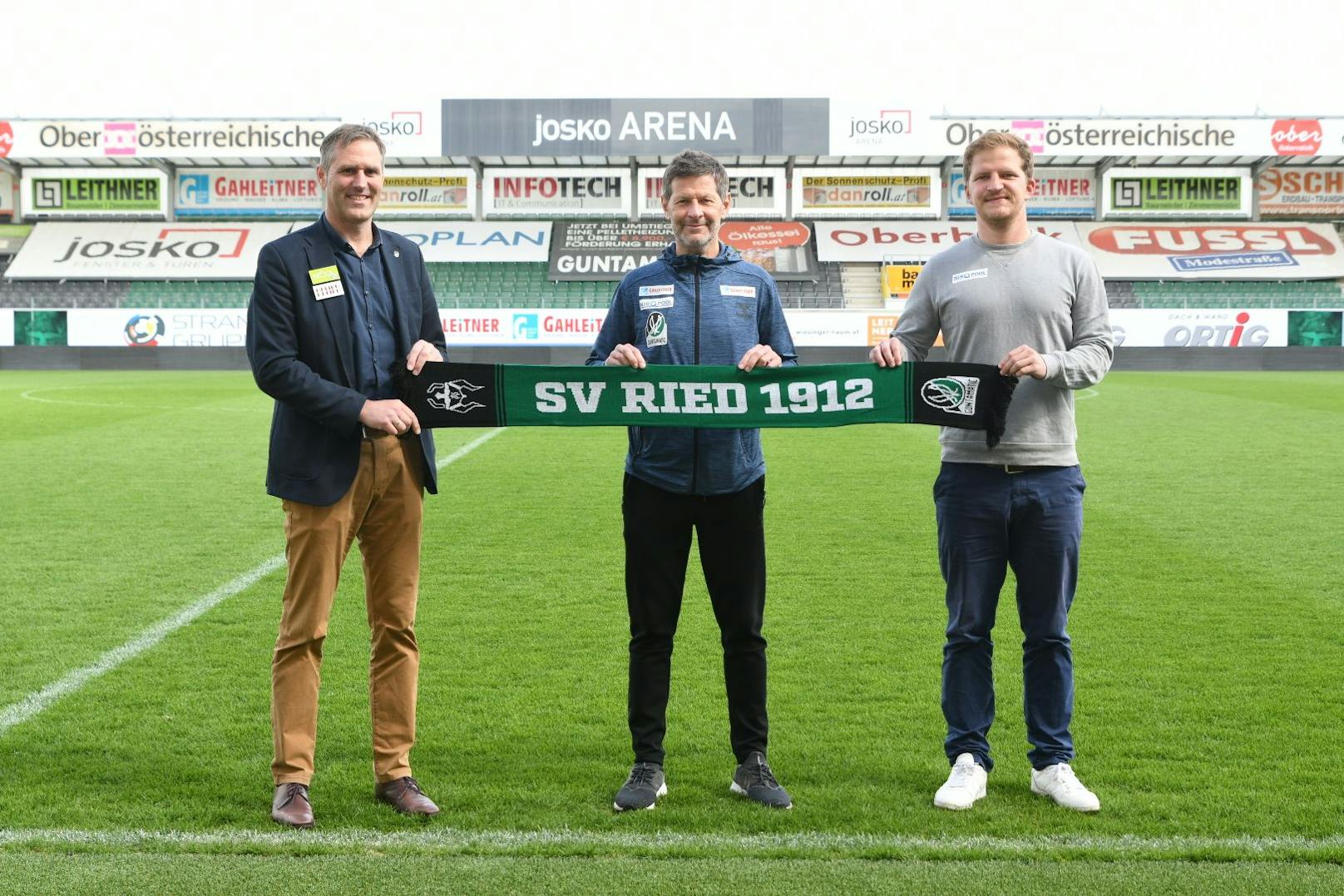 Die SV Ried verlängert mit Coach Andreas Heraf. 