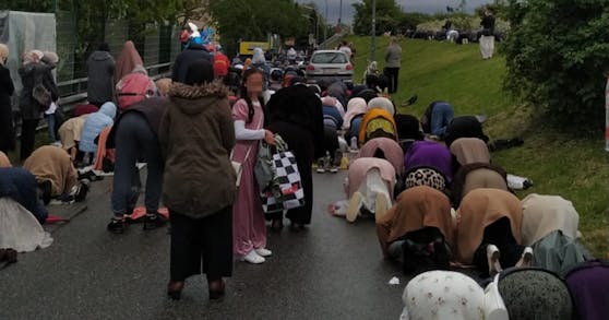 Trotz des schlechten Wetters beteten zahlreiche Muslime auf offener Straße.