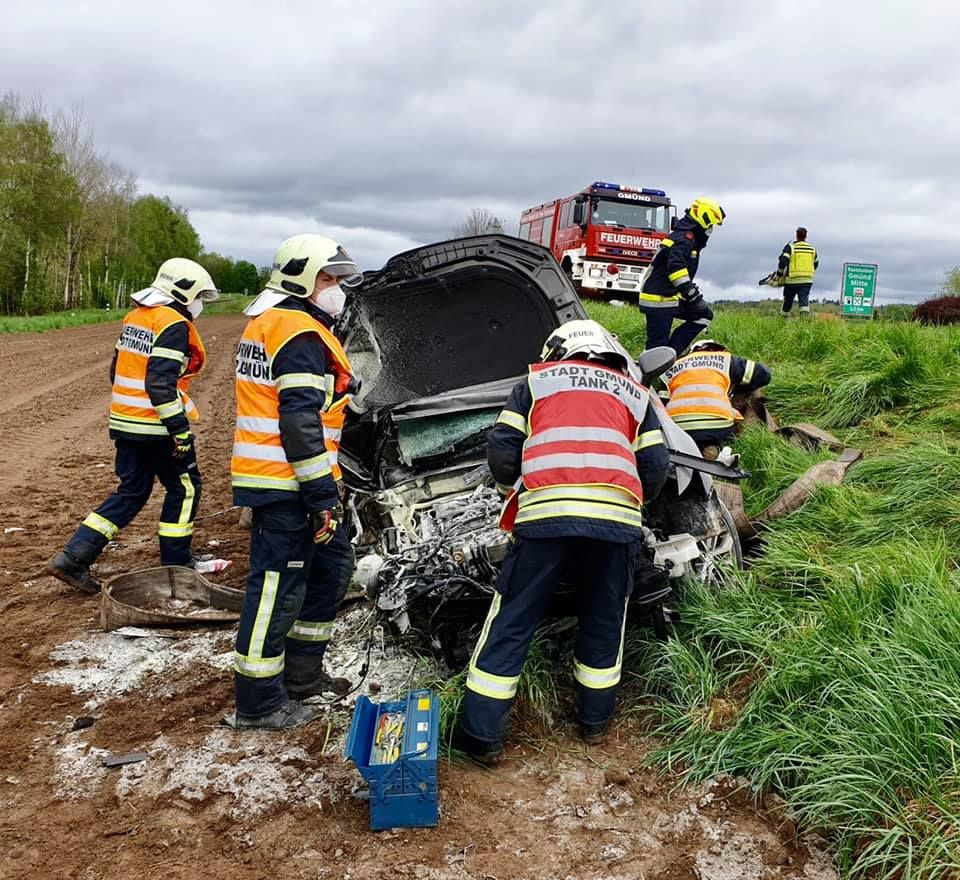 Das Auto prallte gegen einen Lkw.