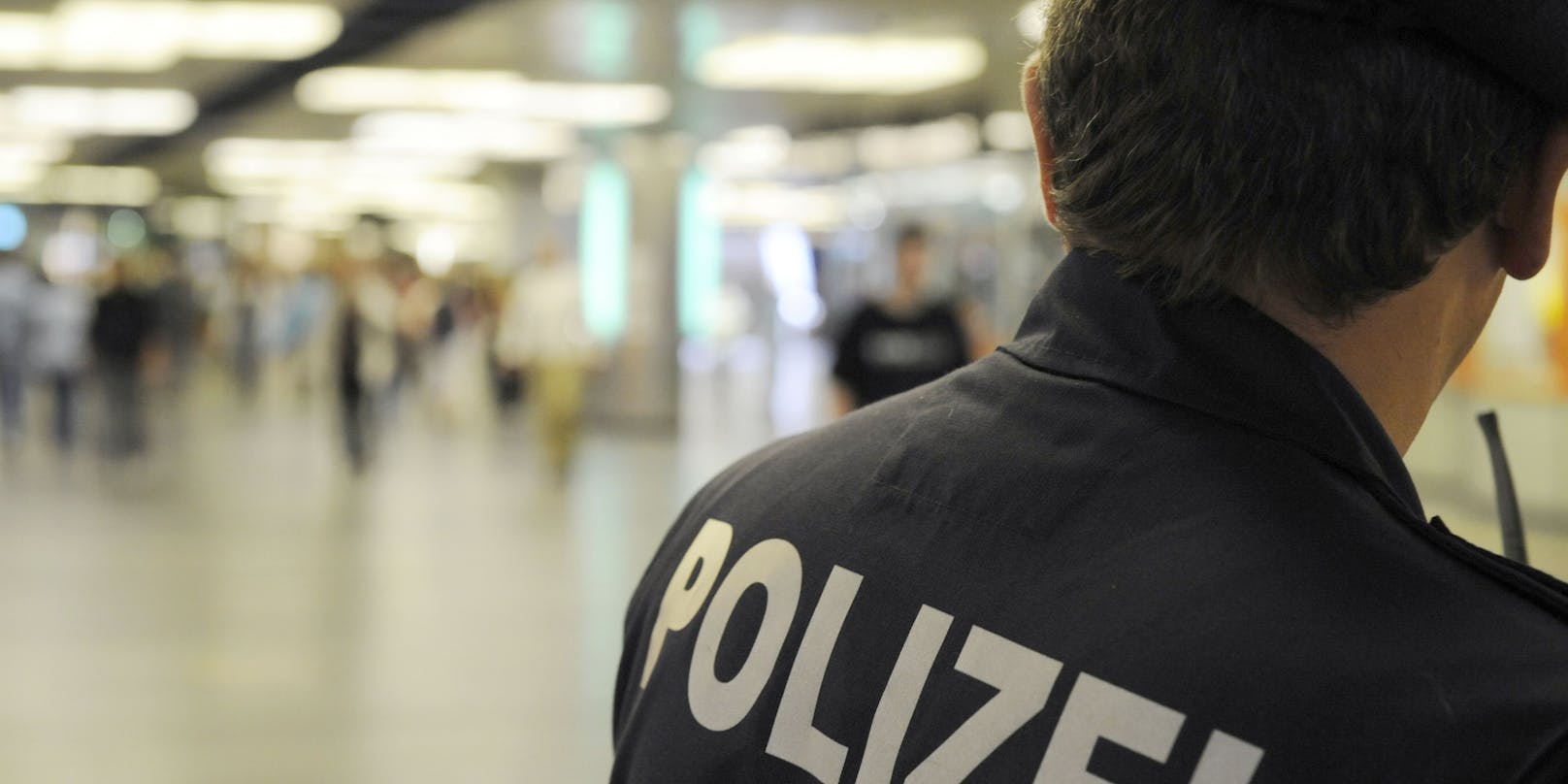 Polizeieinsatz bei der U4-Station Karlsplatz wegen einer rabiaten 16-Jährigen