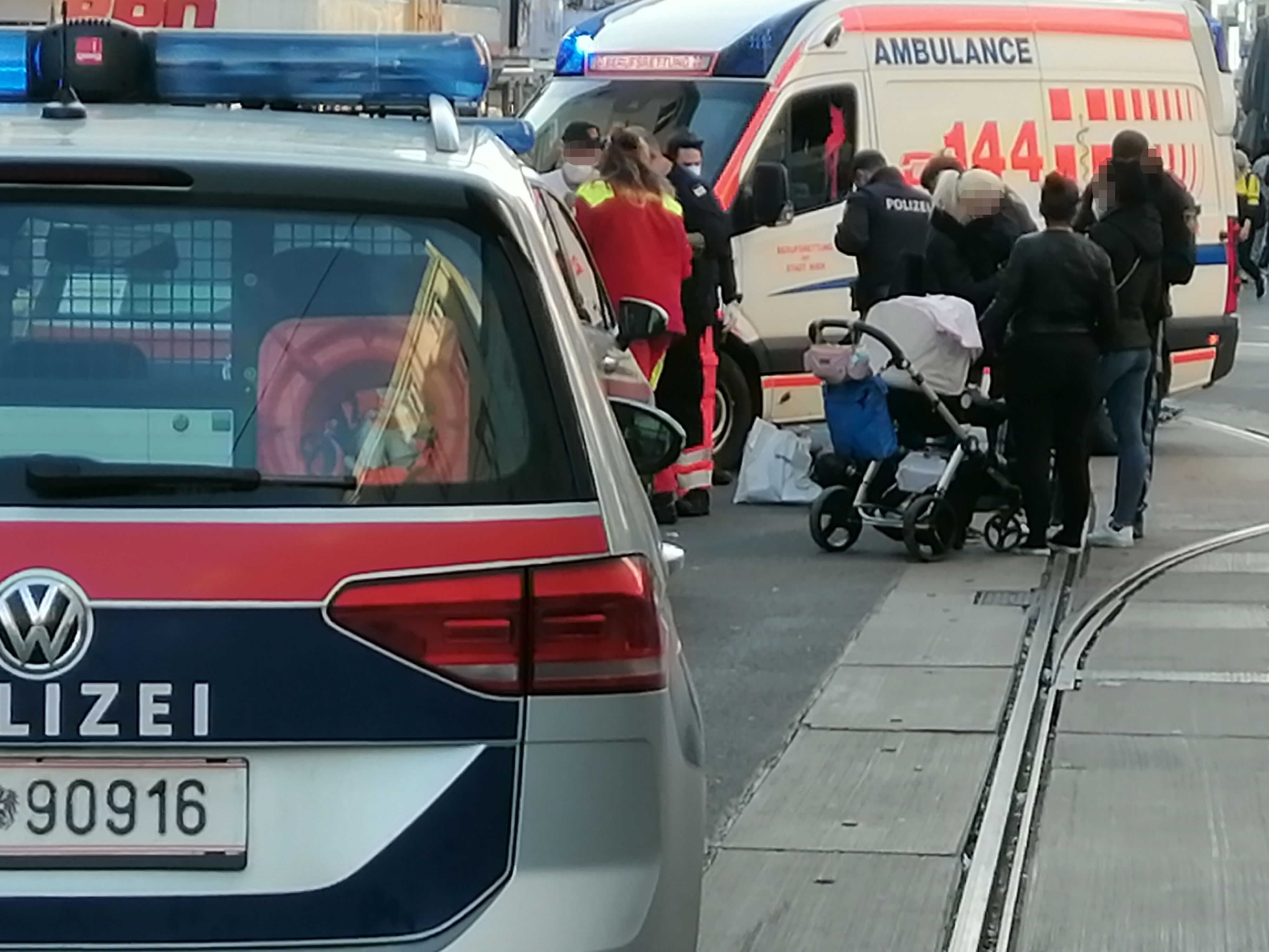 Die Teenager schlugen auf eine Frau und einen Helfer ein. 