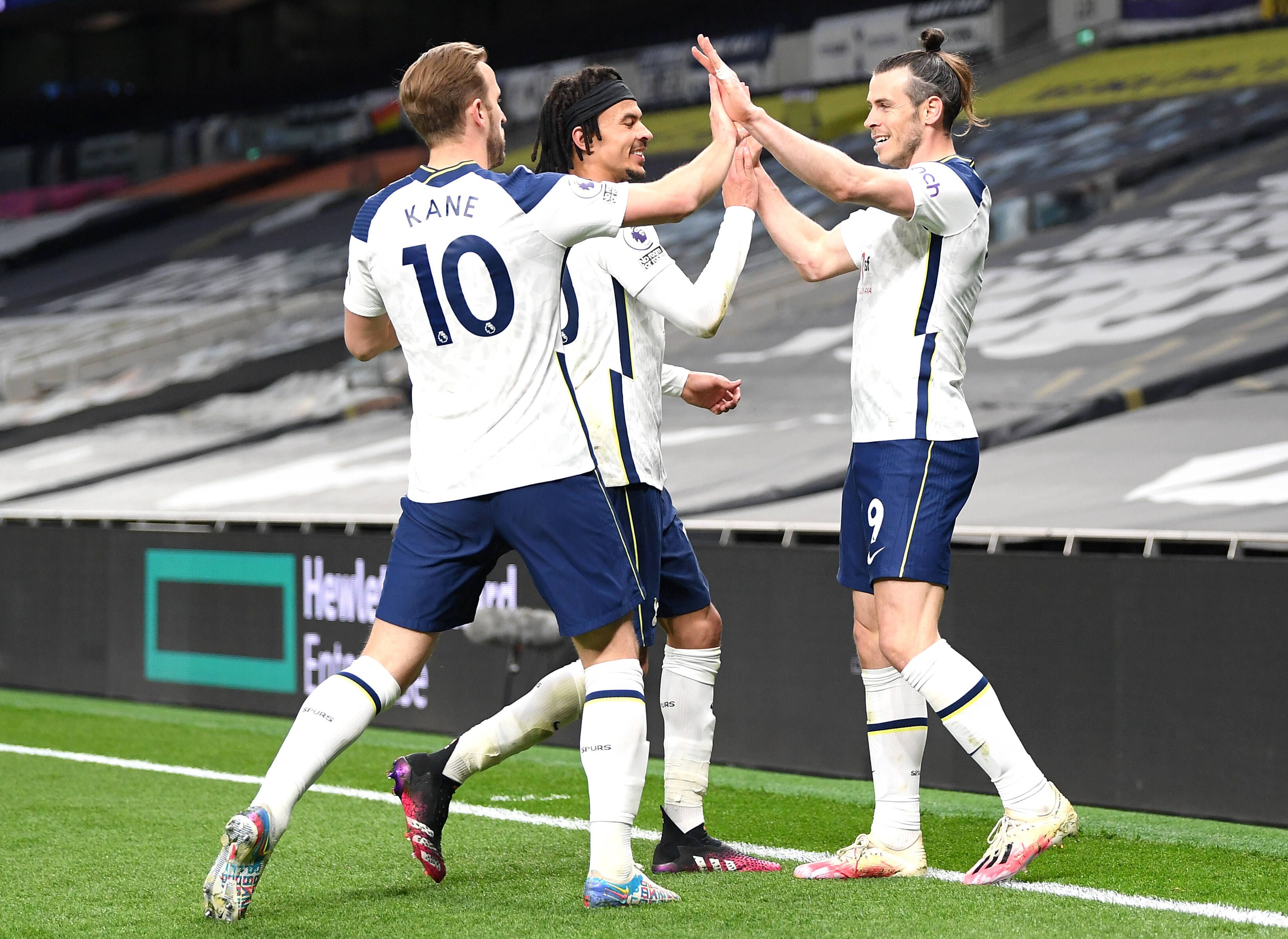 Dele Alli (Mitte) beim Torjubel mit Harry Kane und Gareth Bale.