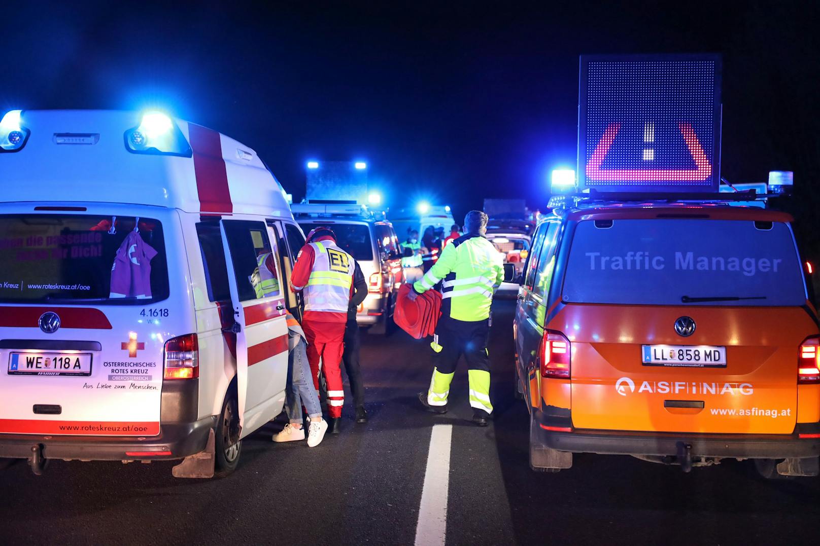 Eine Geisterfahrt auf der Innkreisautobahn endete in der Nacht auf Samstag bei Krenglbach (Bezirk Wels-Land) mit einem schweren Crash und fünf Verletzten.