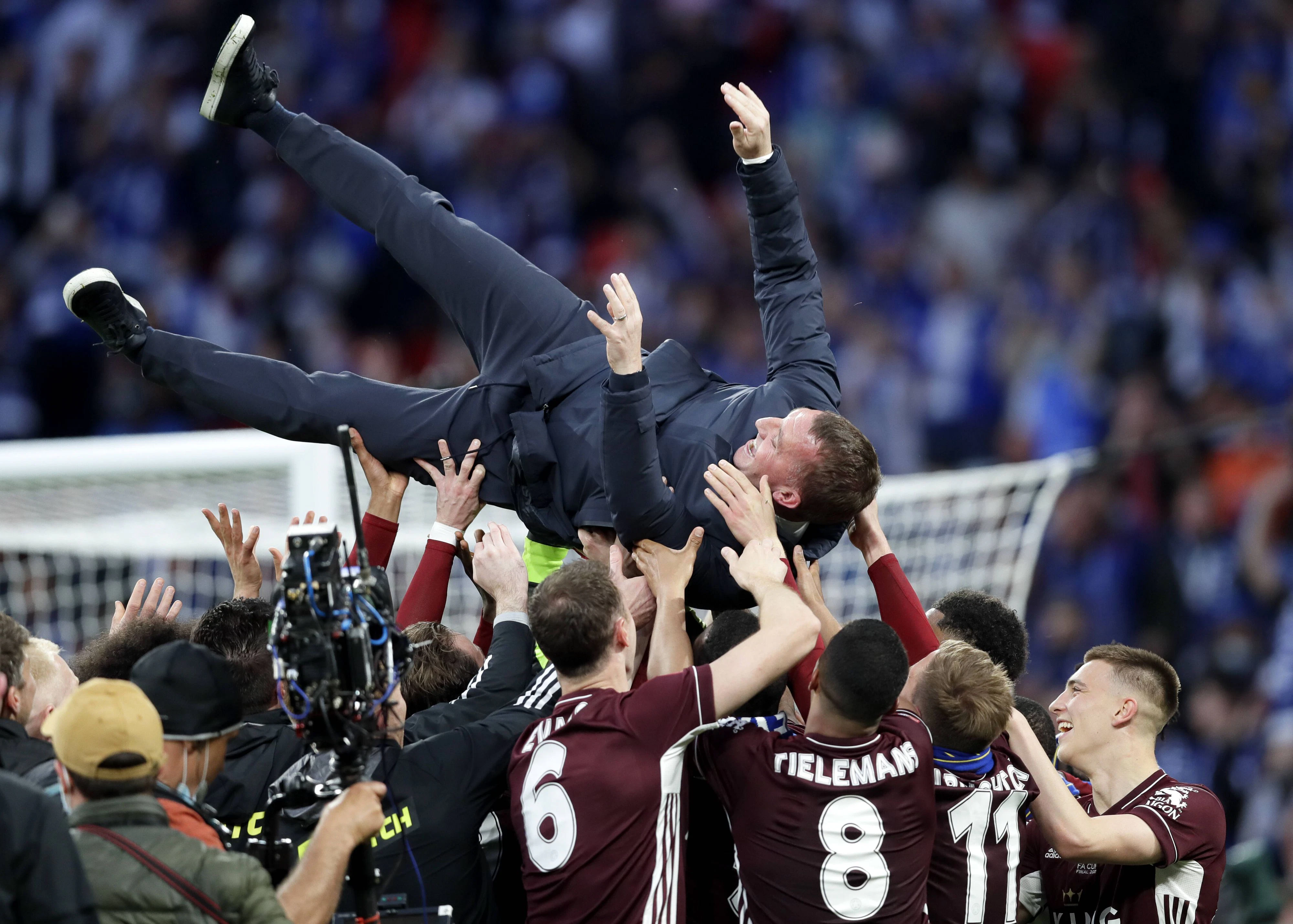 Leicester-Trainer Brendan Rodgers wird von seinen Spielern auf Händen getragen.