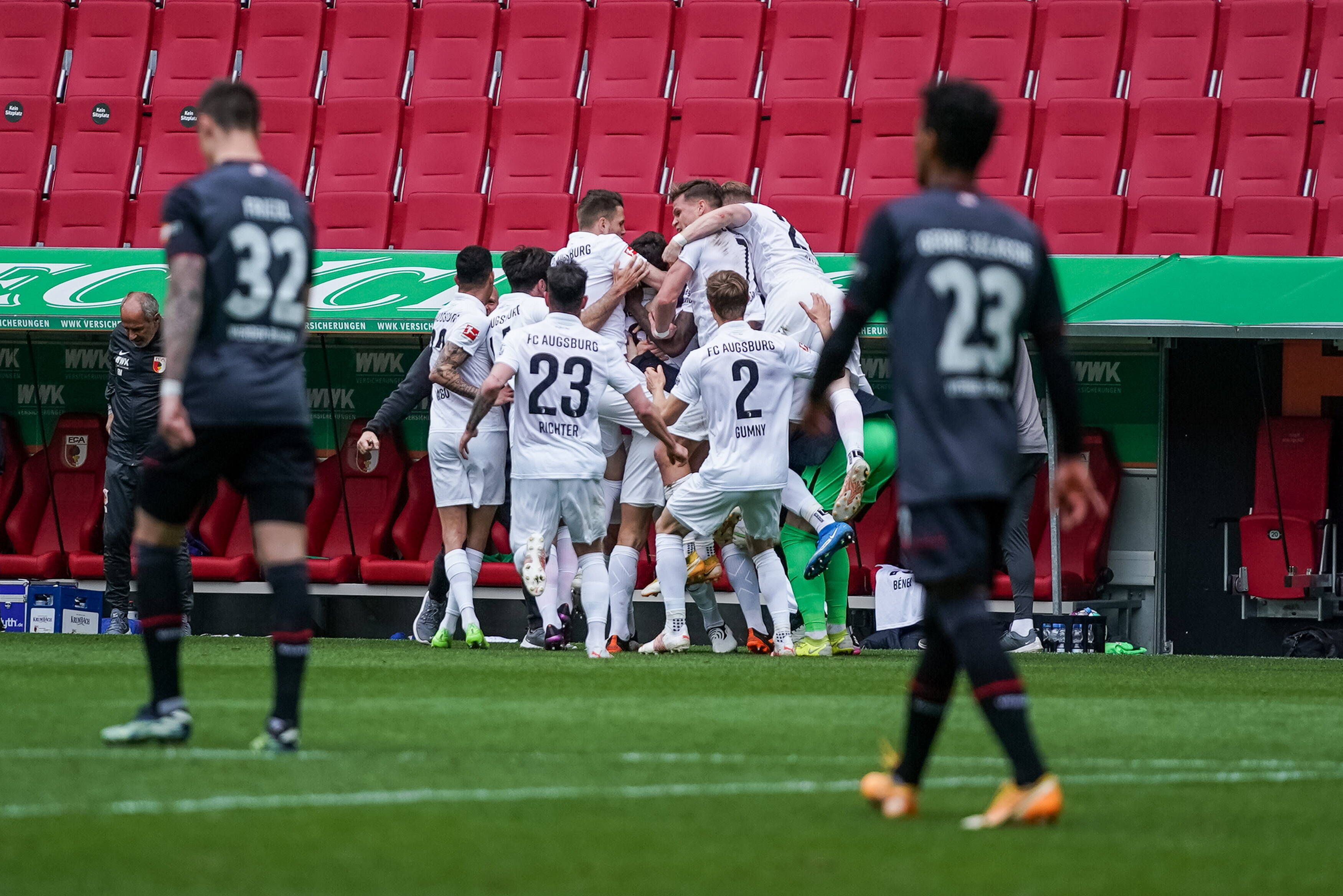 Im Hintergrund jubelt Augsburg über den Klassenerhalt, bei Werder rauchen die Köpfe.