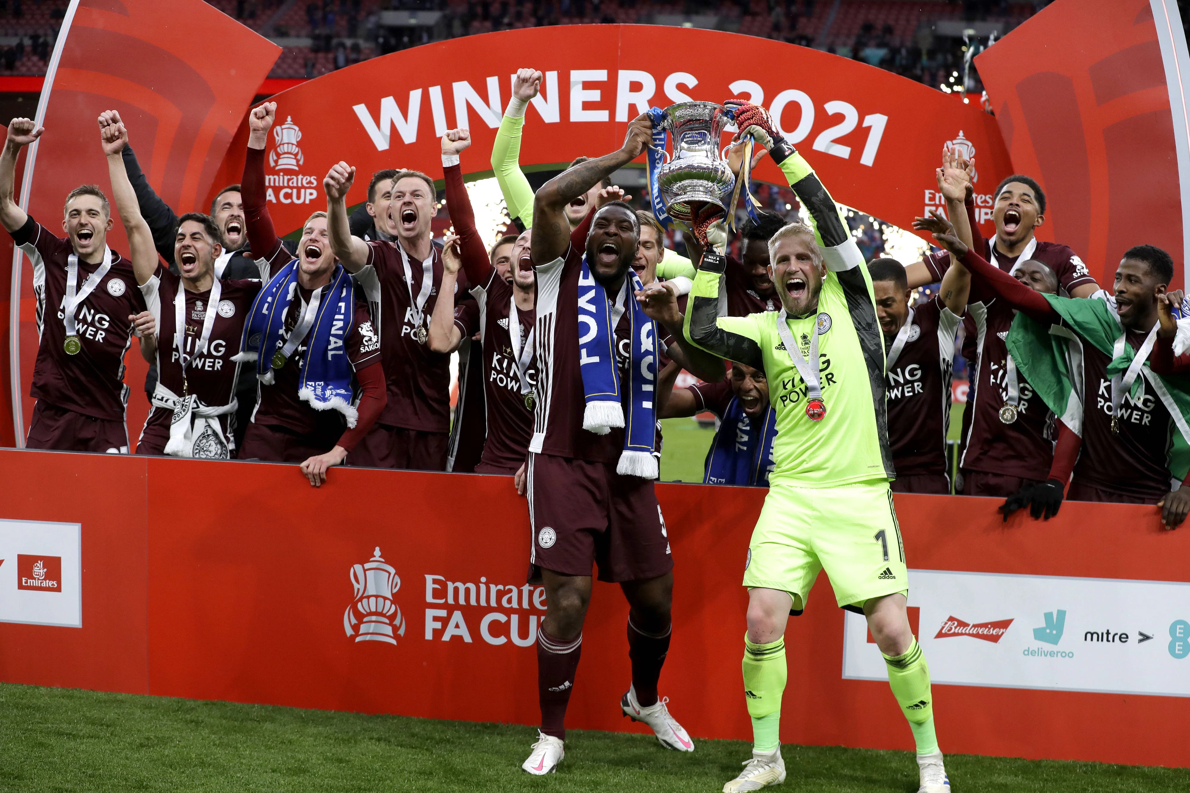 Kapitän Wes Morgan und Goalie Kasper Schmeichel stemmen den Pokal.