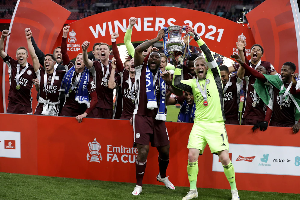 Kapitän Wes Morgan und Goalie Kasper Schmeichel stemmen den Pokal. ÖFB-Legionär Christian Fuchs ist links im Hintergrund zu erkennen.