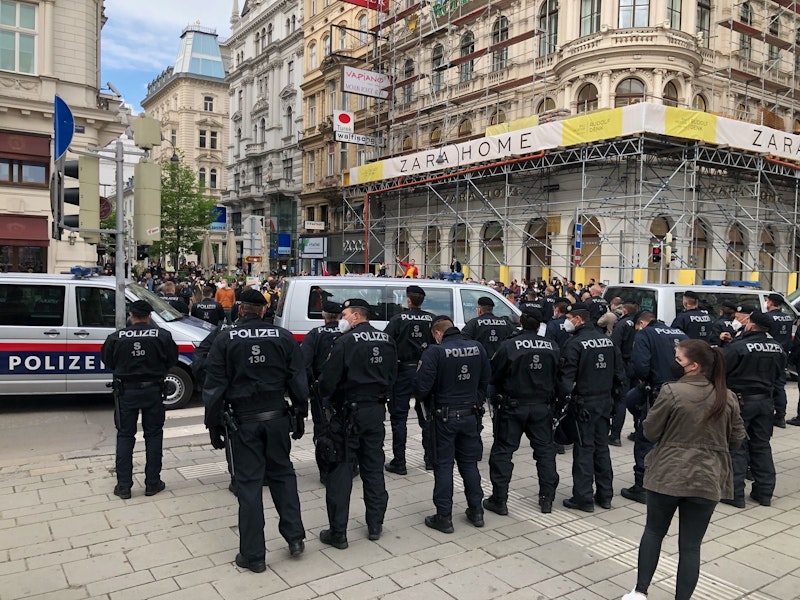 Massives Polizeiaufgebot zwischen den Gruppen