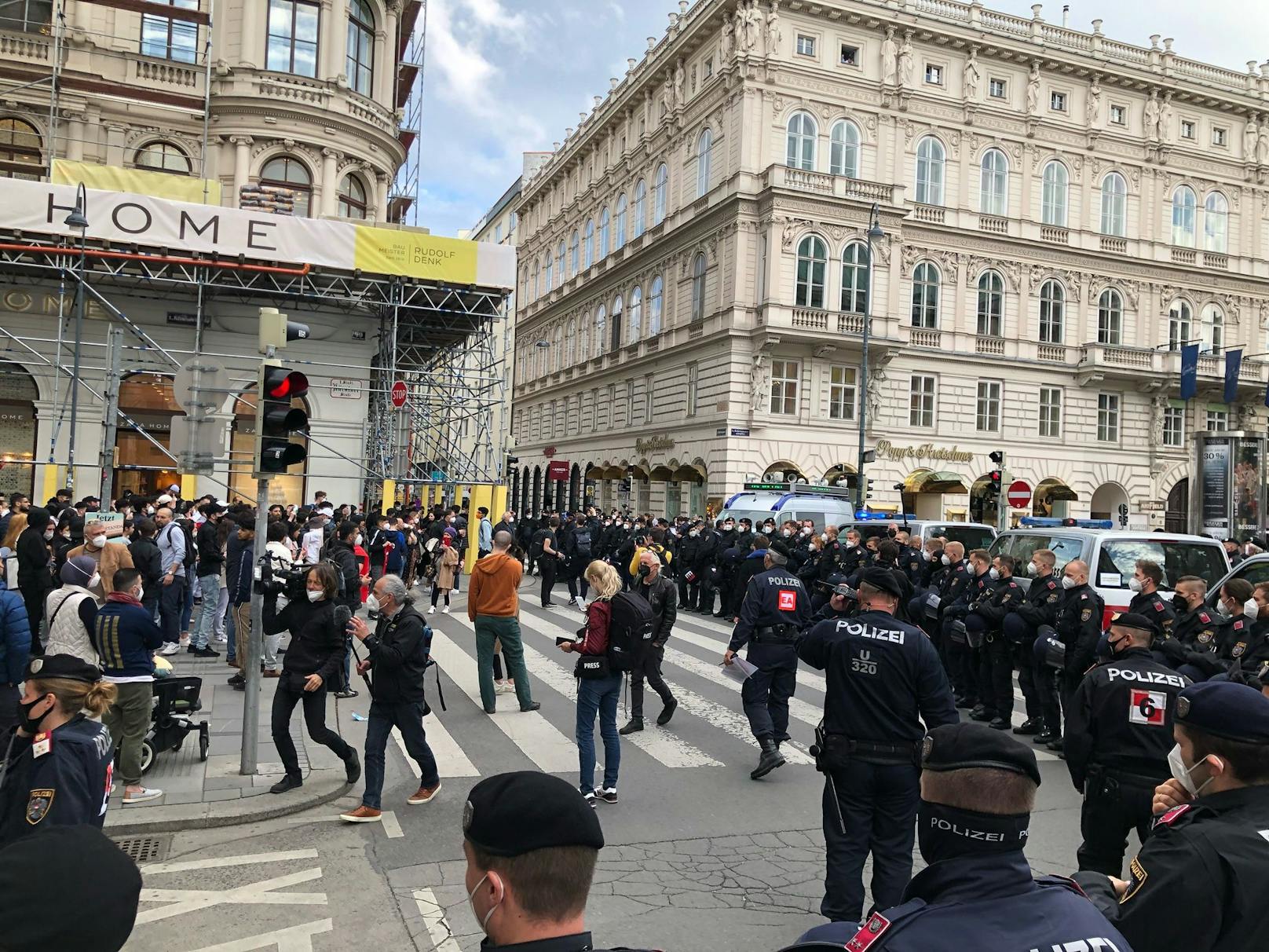 Eine dichte Polizei-Kette trennte die Gruppen