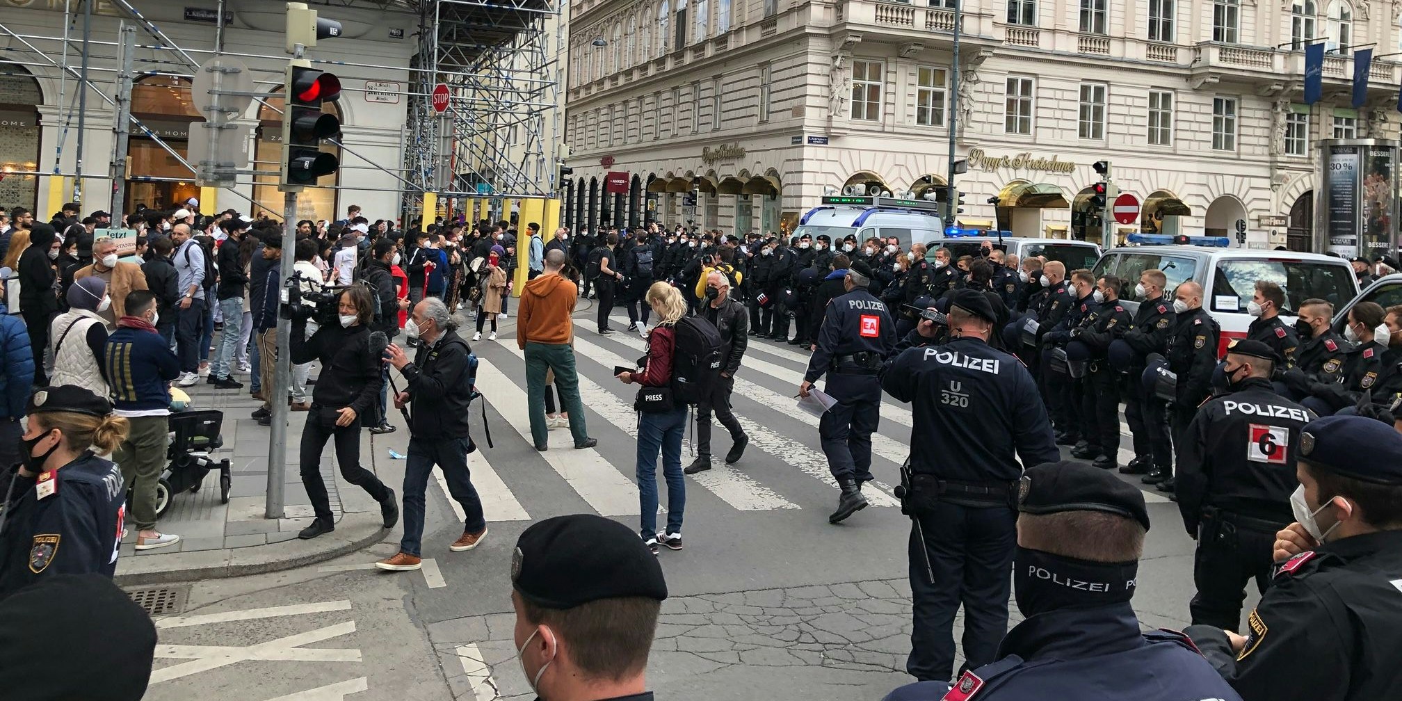 Eine dichte Polizei-Kette trennte die Gruppen