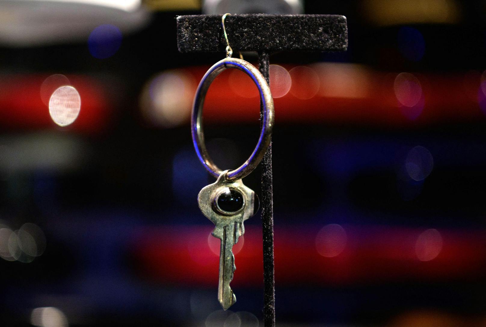 Dieser Ohrring mit einem Anhänger in Form eines Schlüssels ging für 43.750 US-Dollar über den Auktionstisch.